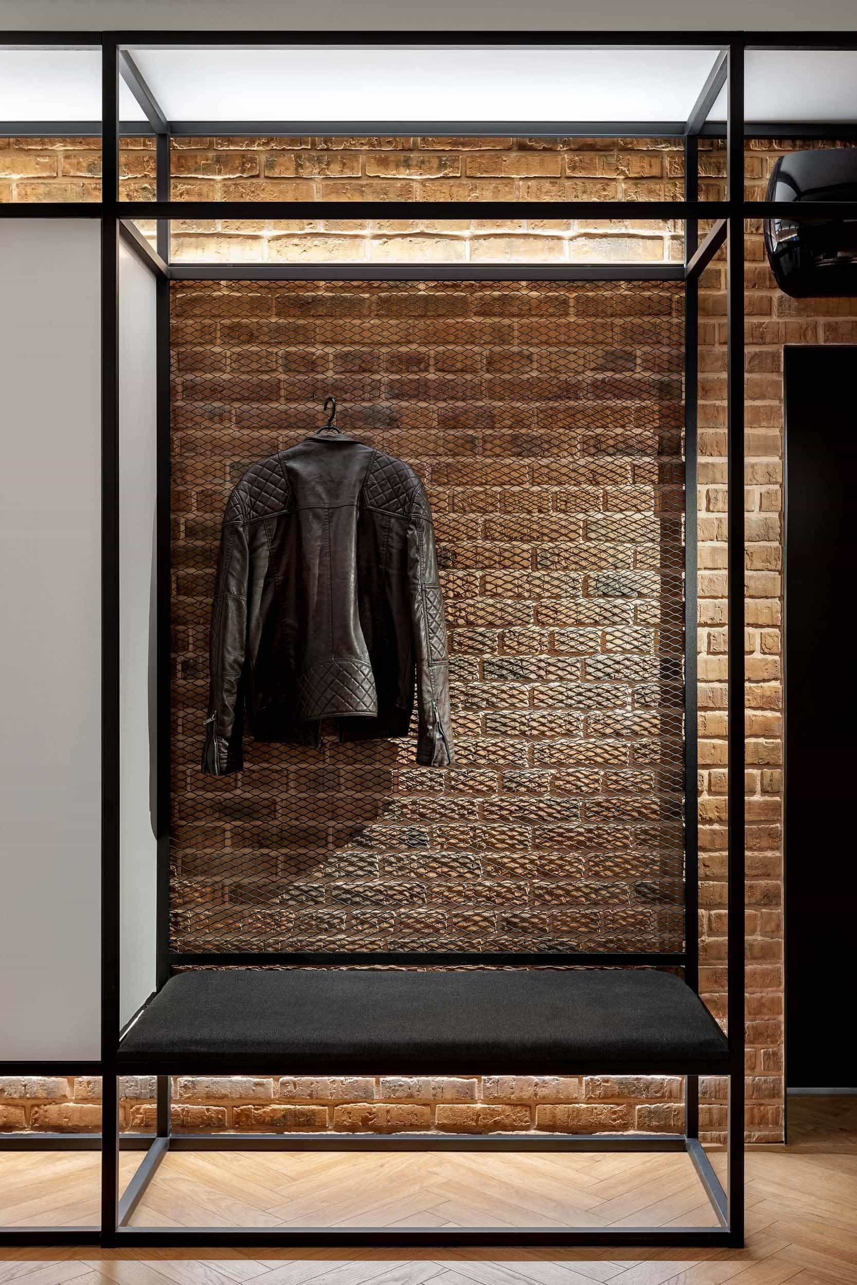 Industriální interiér z Charkova: Surový beton a odkryté dráty