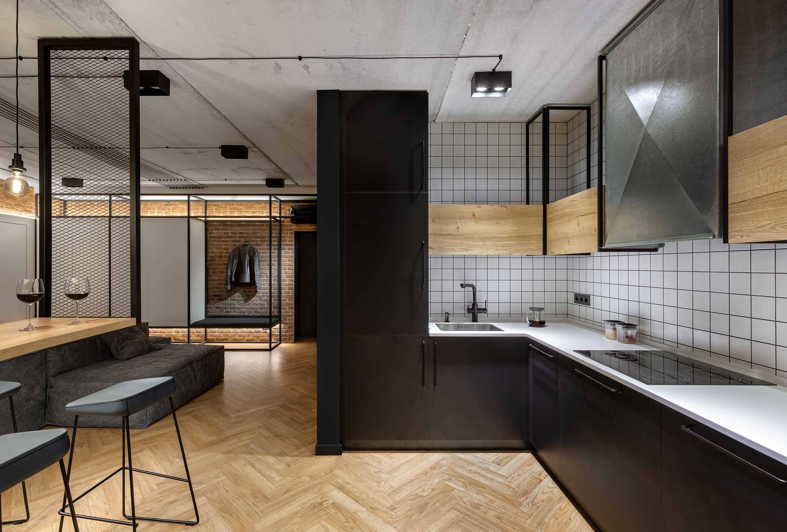 Industriální interiér z Charkova: Surový beton a odkryté dráty