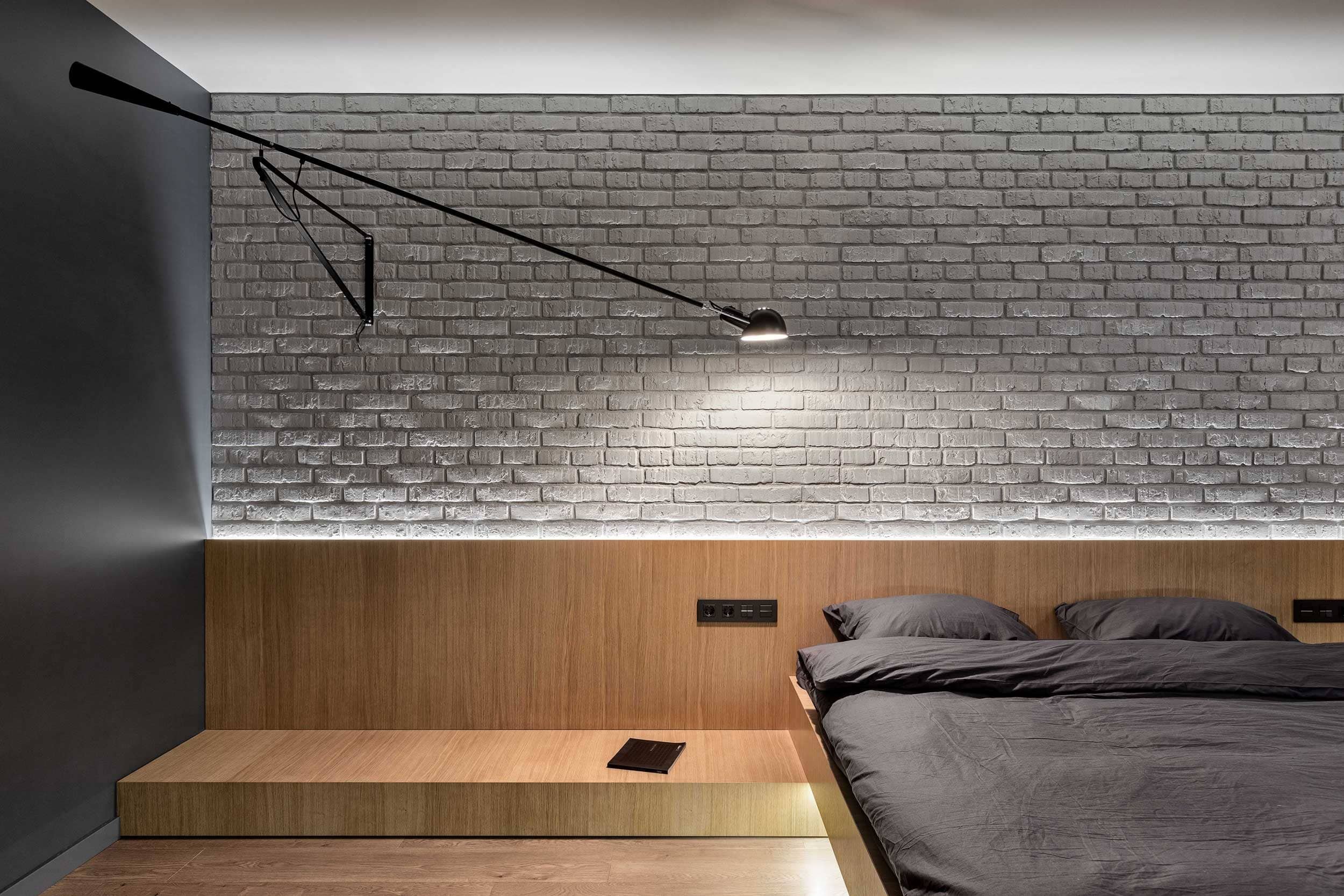 Industriální interiér z Charkova: Surový beton a odkryté dráty