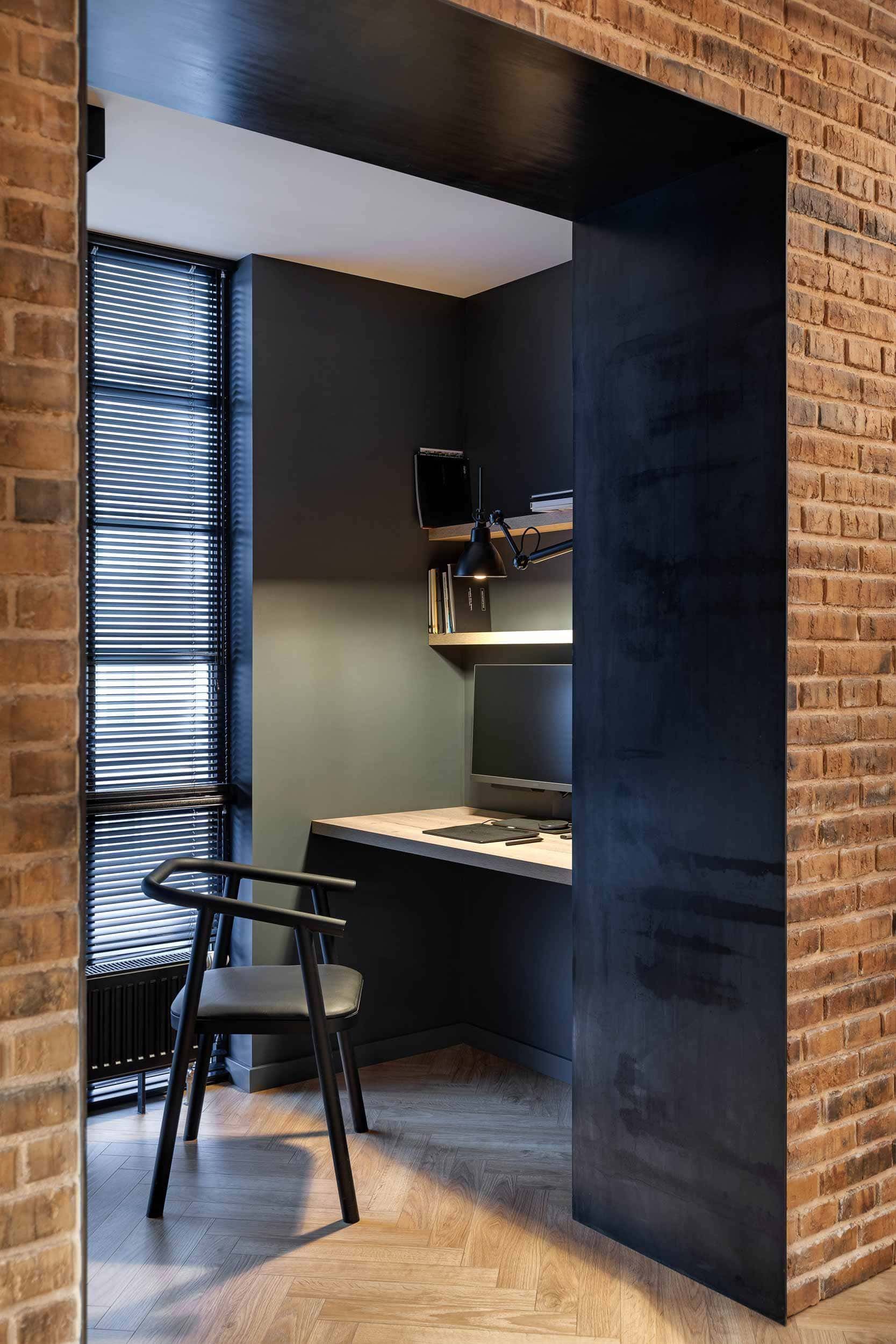 Industriální interiér z Charkova: Surový beton a odkryté dráty