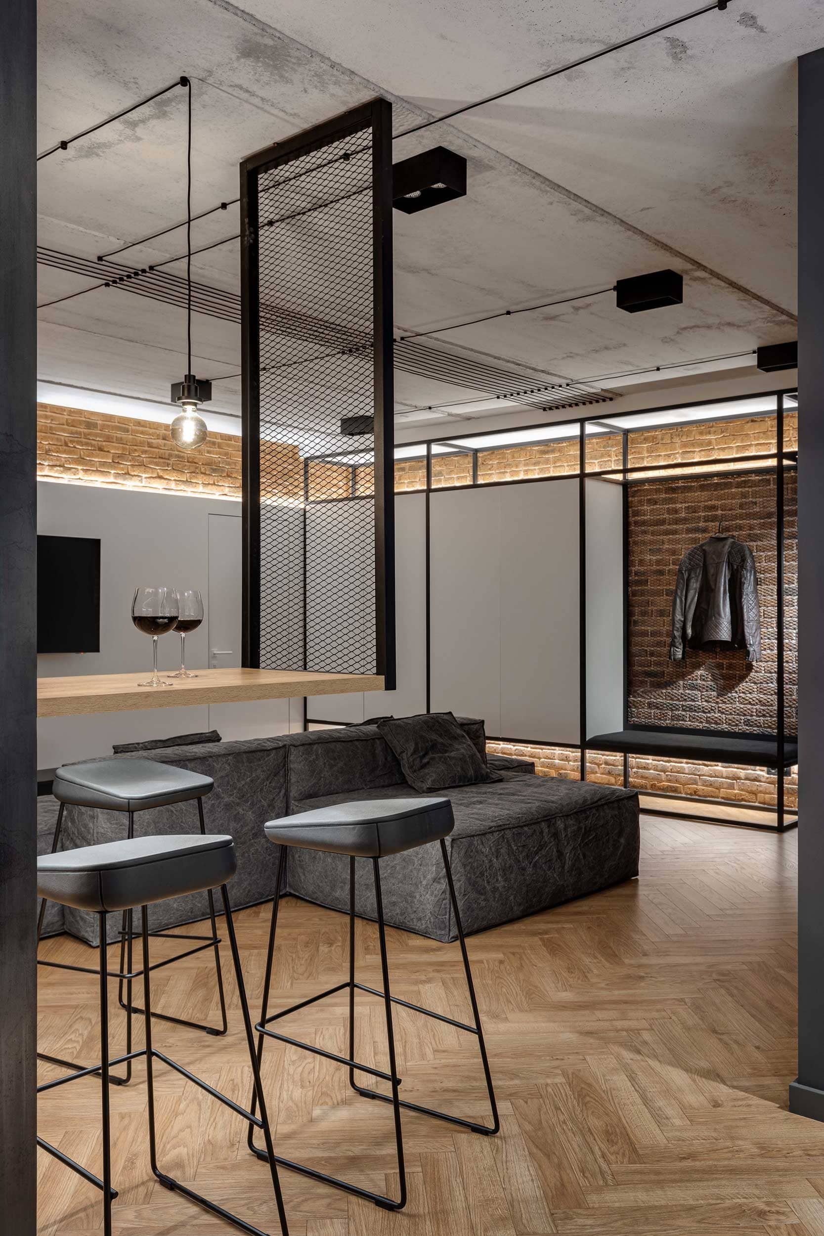 Industriální interiér z Charkova: Surový beton a odkryté dráty