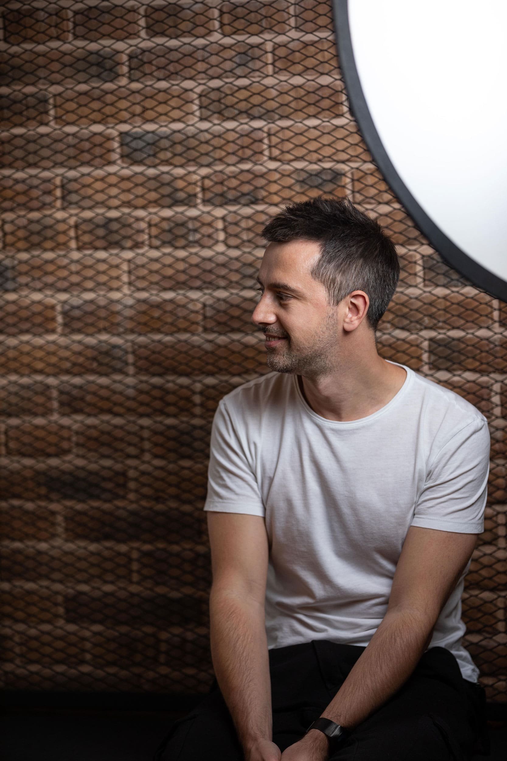 Industriální interiér z Charkova: Surový beton a odkryté dráty