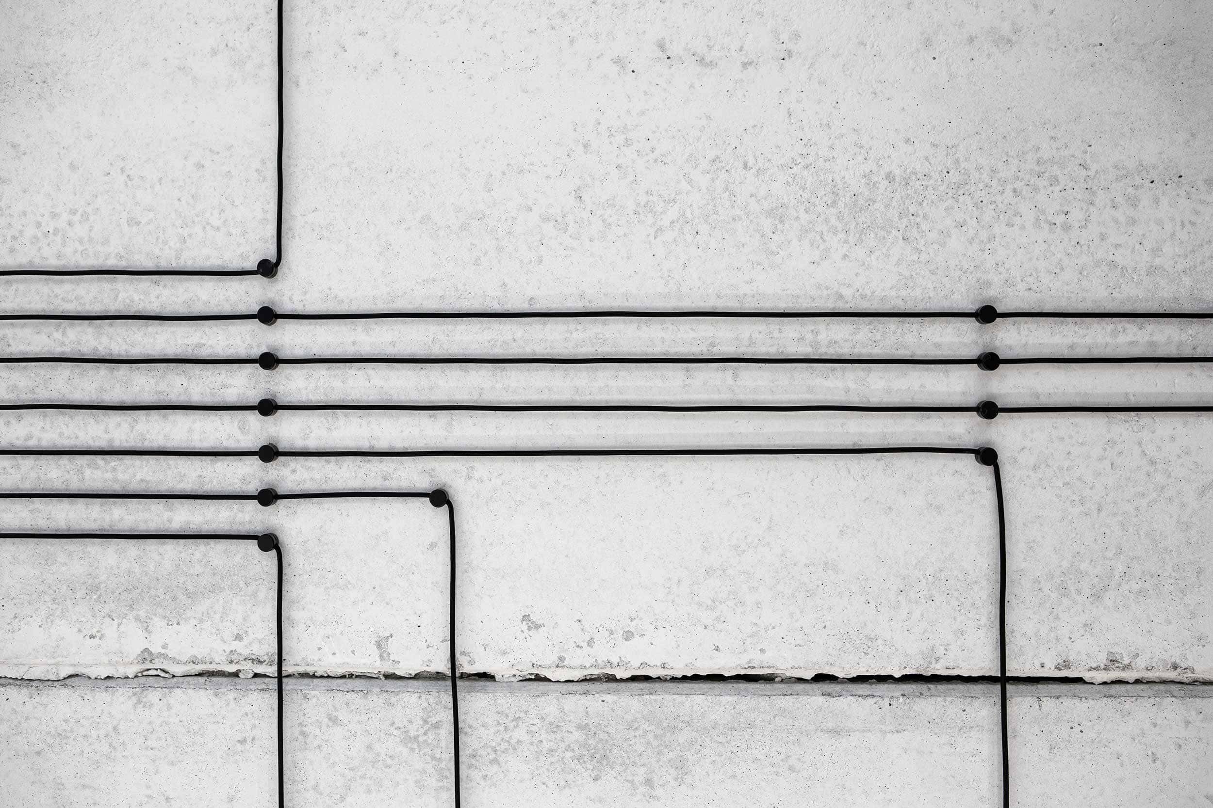 Industriální interiér z Charkova: Surový beton a odkryté dráty