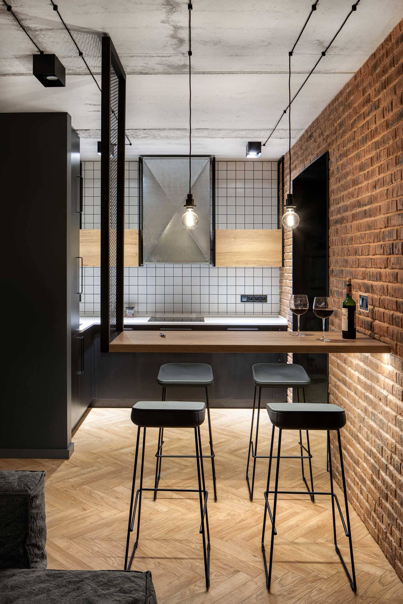 Industriální interiér z Charkova: Surový beton a odkryté dráty