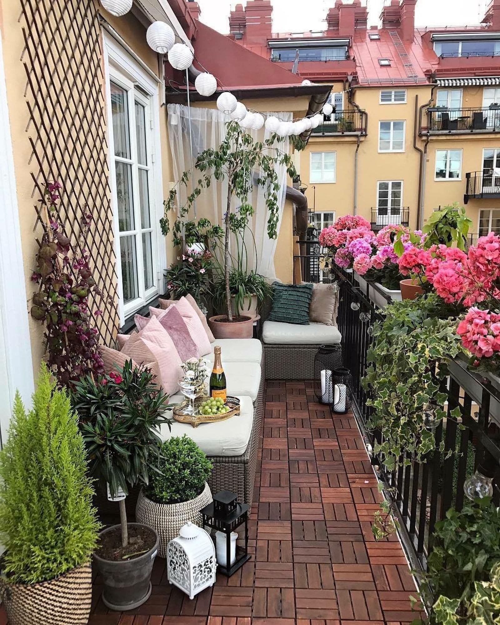 Jak vyzdobit balkon ve městě?