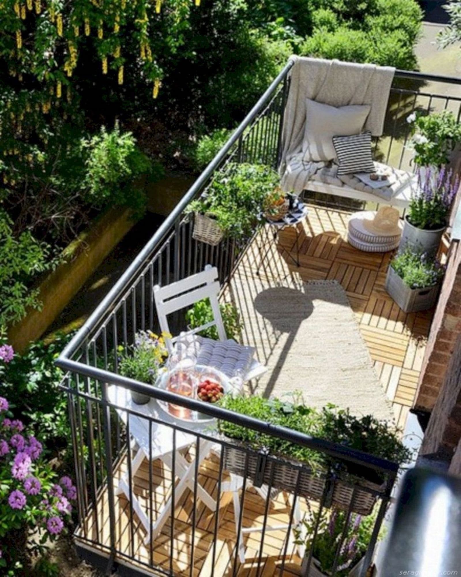 Jak vyzdobit balkon ve městě?