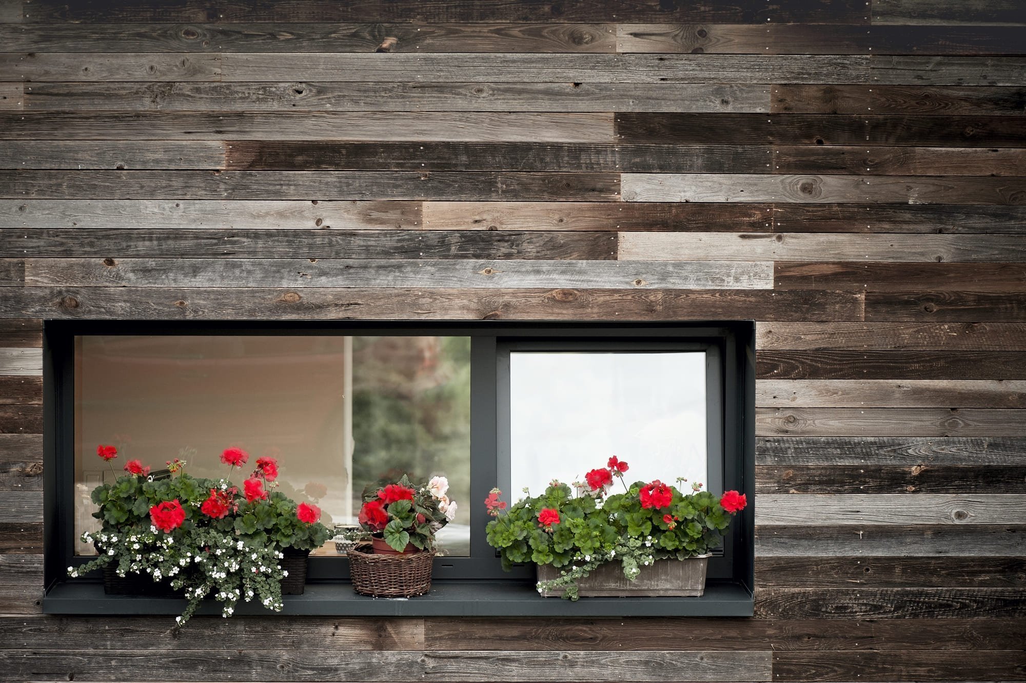 Jedinečný dům s fasádou z recyklovaného dřeva