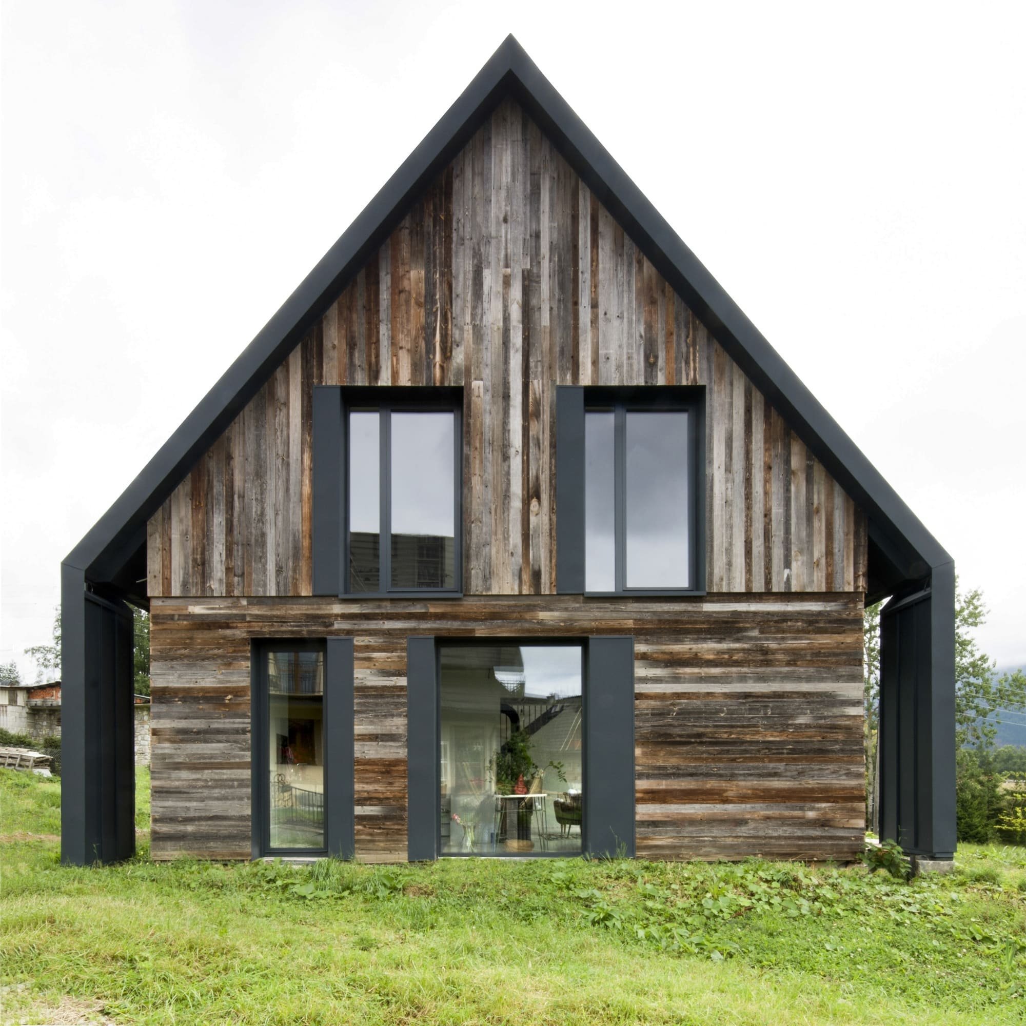 Jedinečný dům s fasádou z recyklovaného dřeva