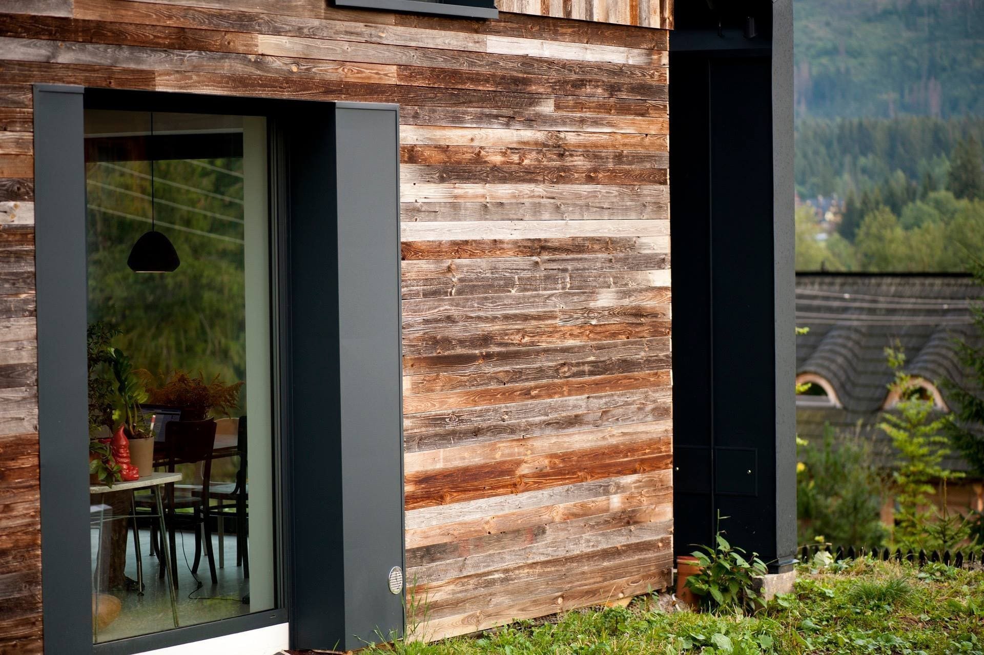 Jedinečný dům s fasádou z recyklovaného dřeva