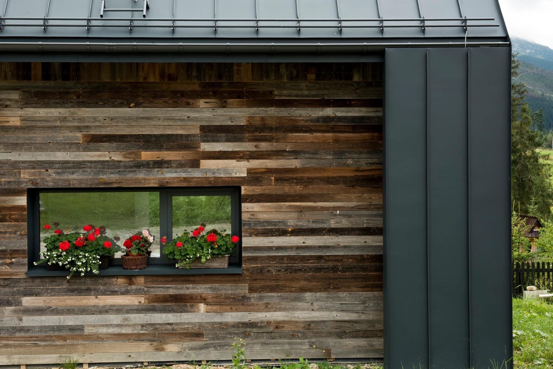 Jedinečný dům s fasádou z recyklovaného dřeva