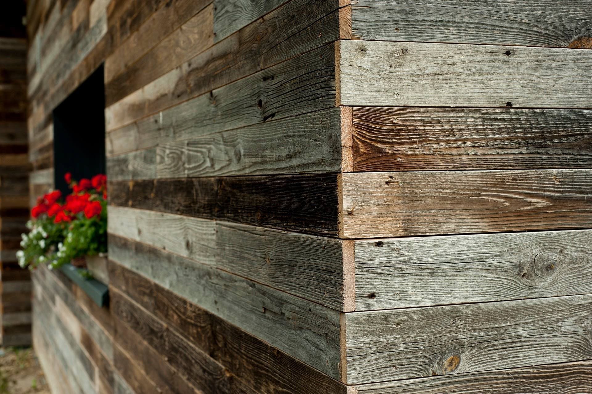 Jedinečný dům s fasádou z recyklovaného dřeva