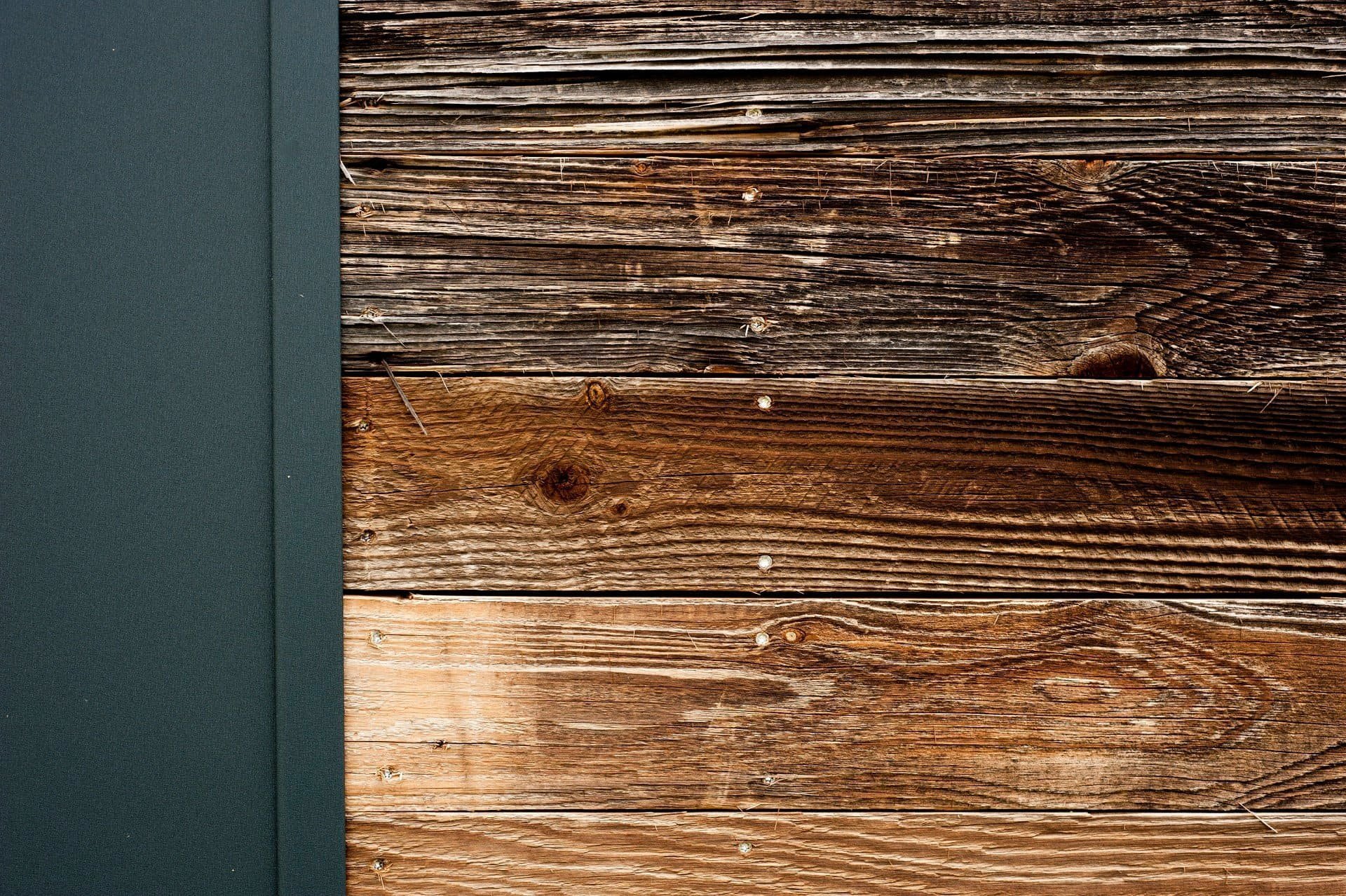 Jedinečný dům s fasádou z recyklovaného dřeva