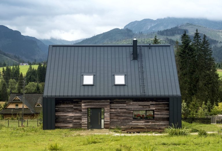 Jedinečný dům s fasádou z recyklovaného dřeva