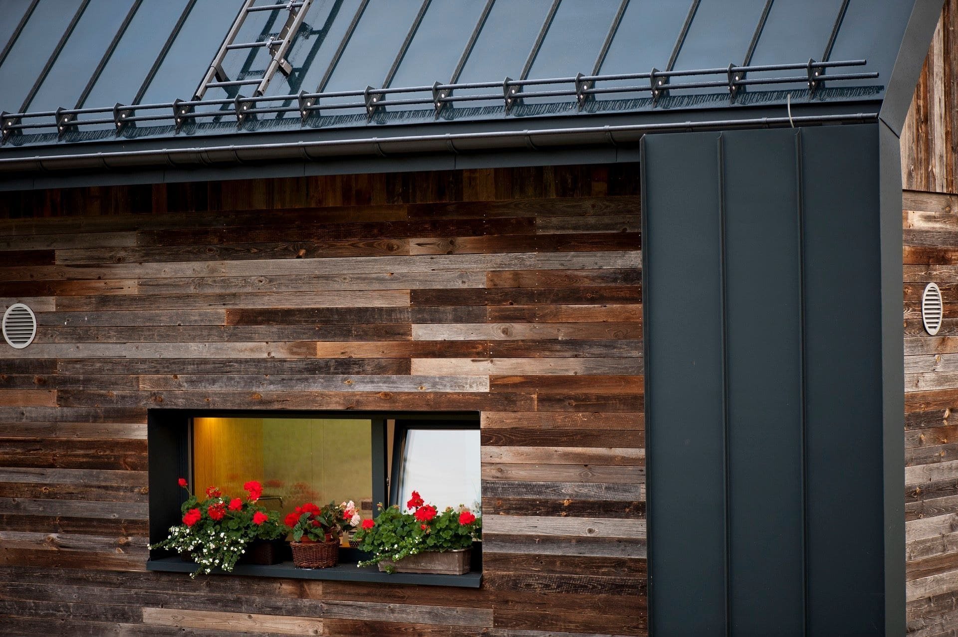 Jedinečný dům s fasádou z recyklovaného dřeva