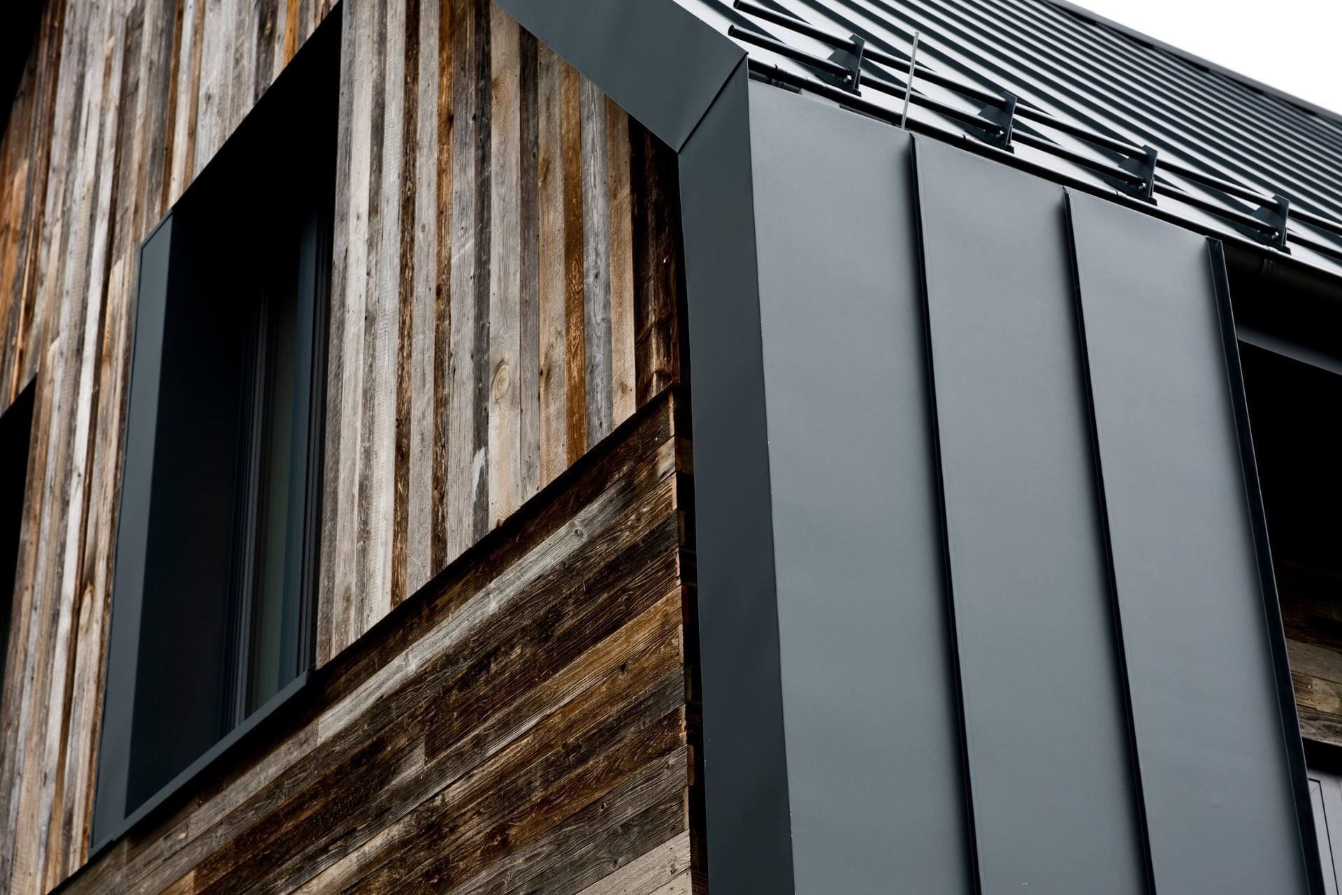 Jedinečný dům s fasádou z recyklovaného dřeva