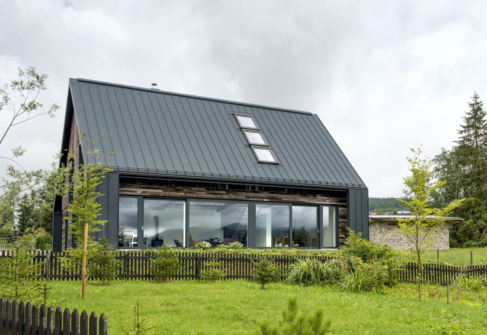 Jedinečný dům s fasádou z recyklovaného dřeva