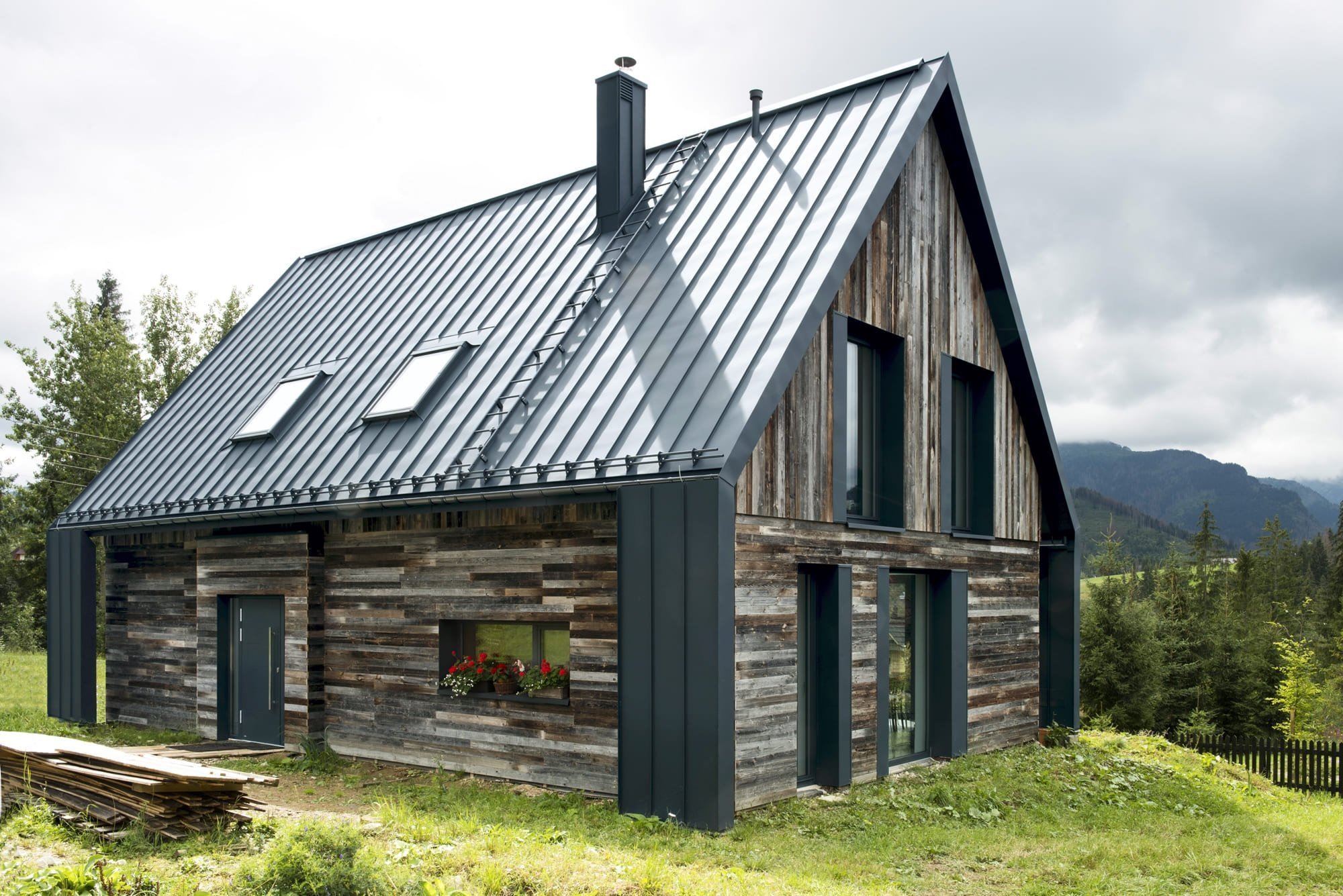 Jedinečný dům s fasádou z recyklovaného dřeva