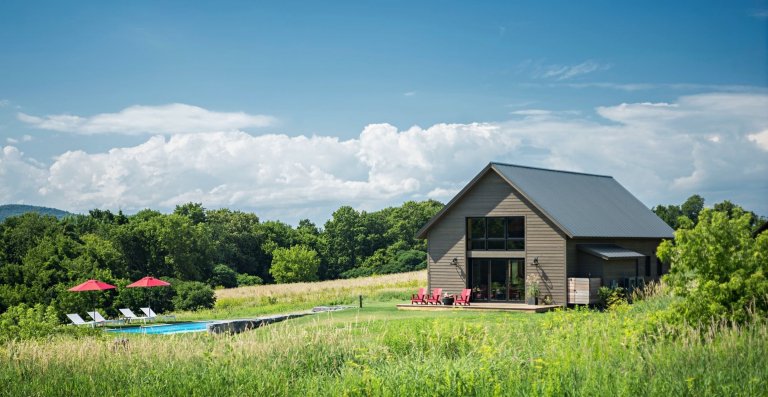 Malá a útulná moderní stodola ve Vermontu