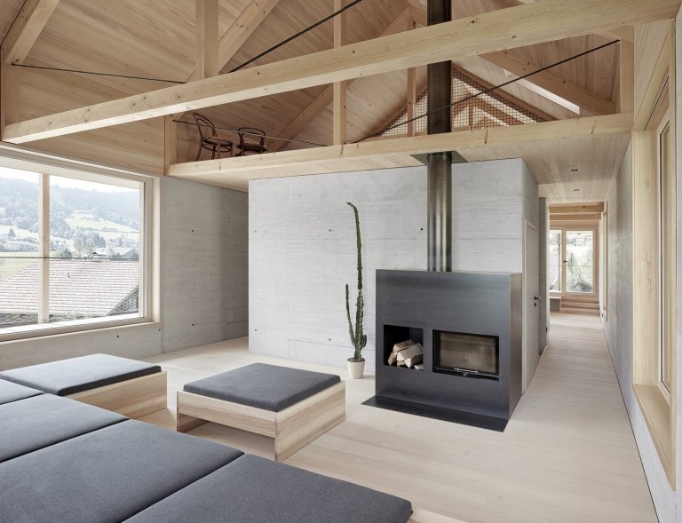Beton a dřevo: Minimalistický dům ve strmém kopci