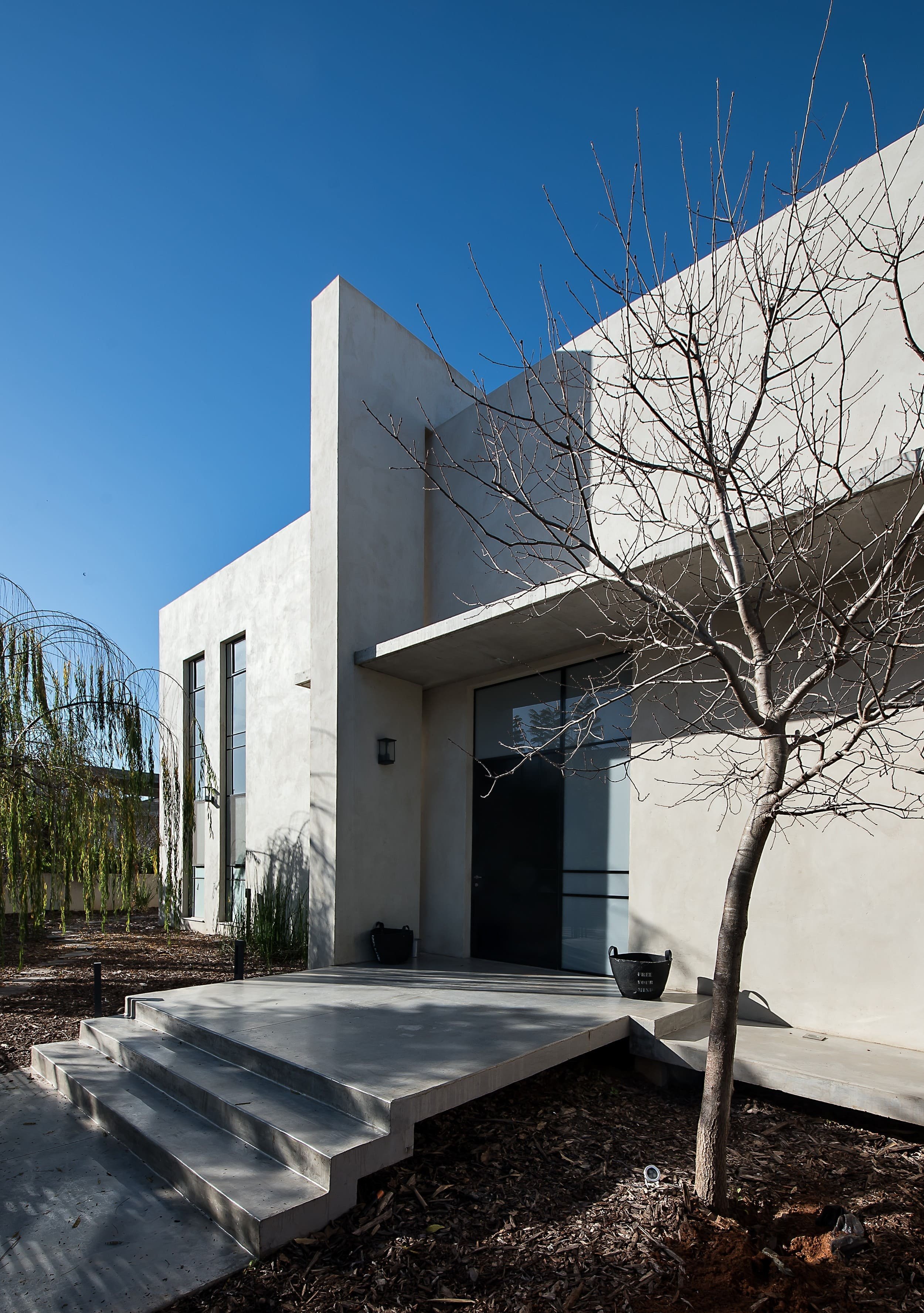 Moderní dům s industriálním interiérem pro rodinu s dětmi