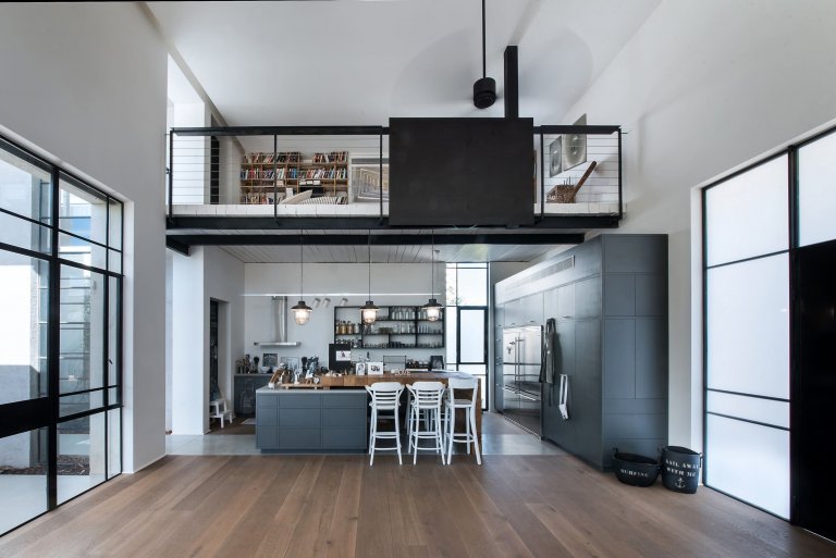 Moderní dům s industriálním interiérem pro rodinu s dětmi