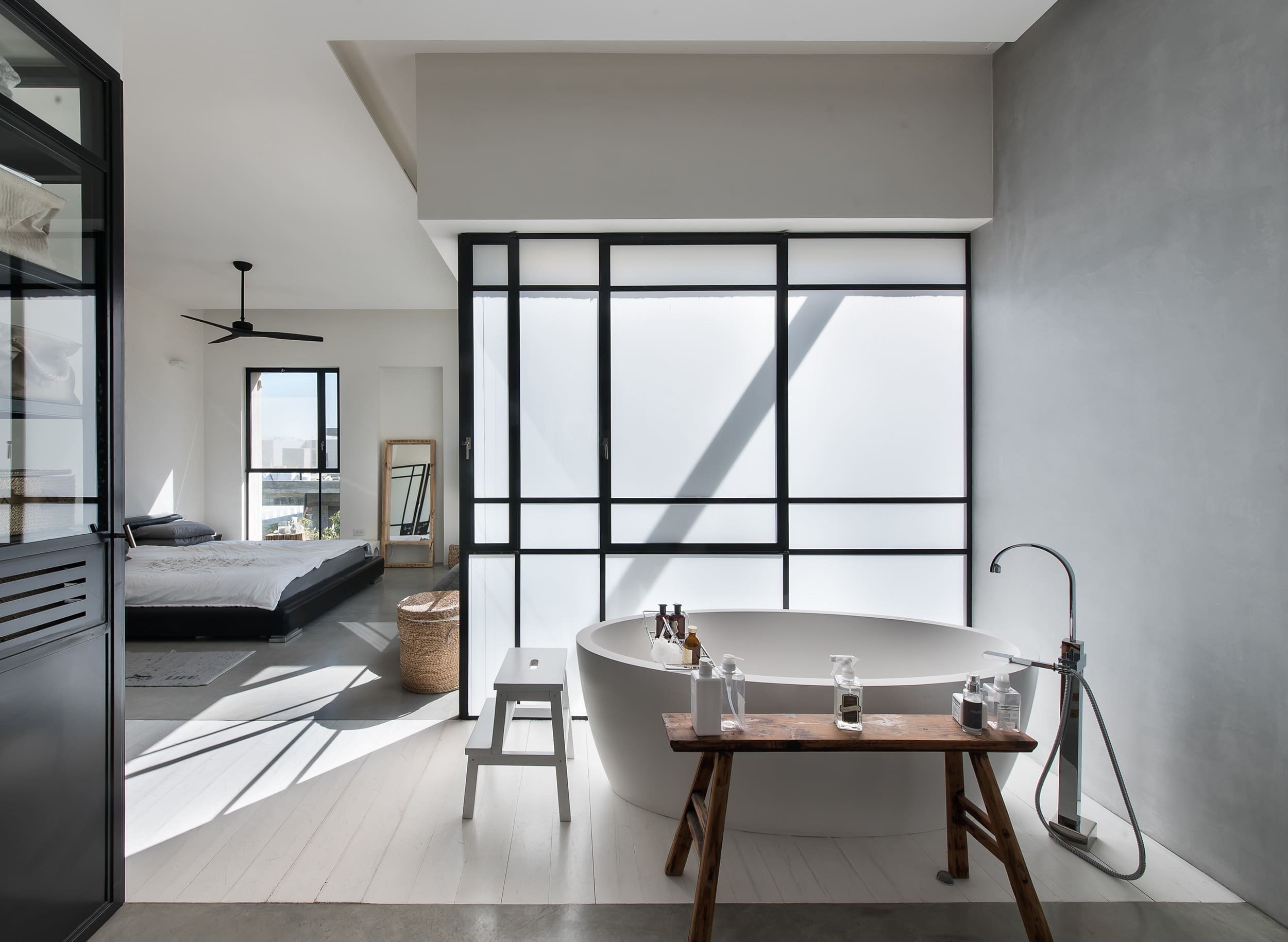 Moderní dům s industriálním interiérem pro rodinu s dětmi