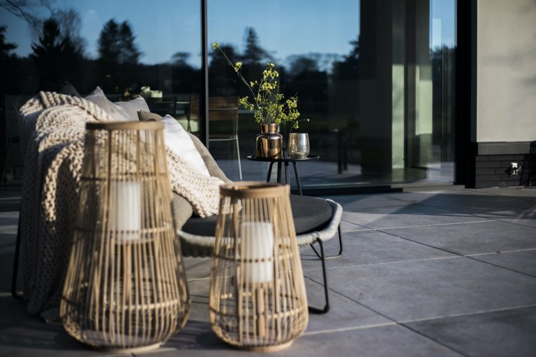 Moderní dům s doškovou střechou