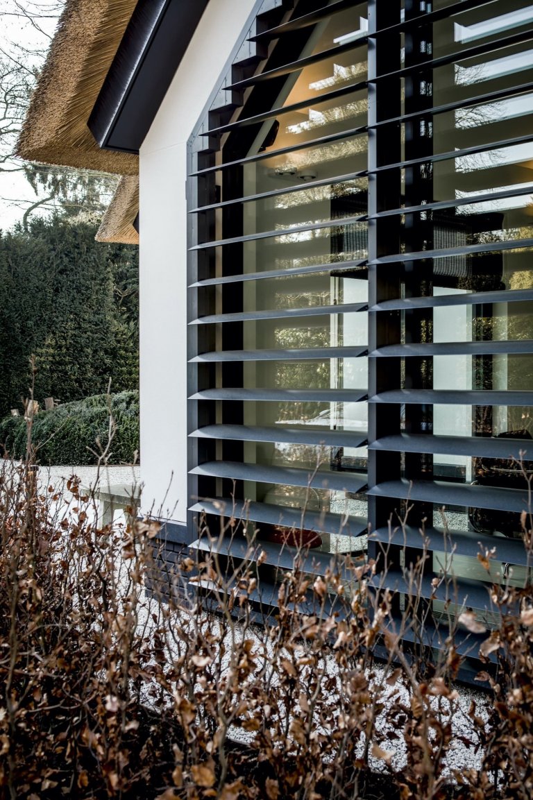 Moderní dům s doškovou střechou