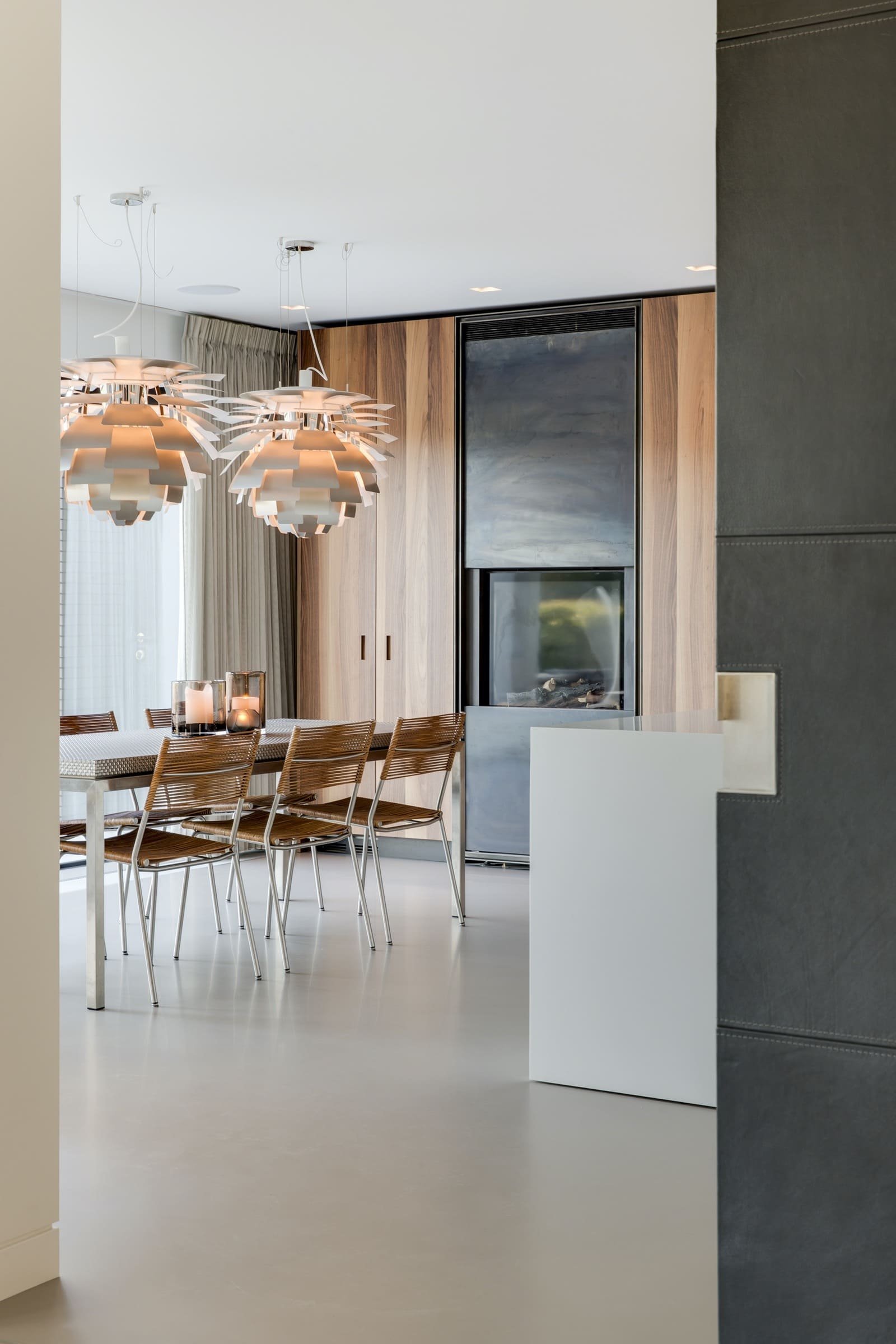 Moderní dům s doškovou střechou