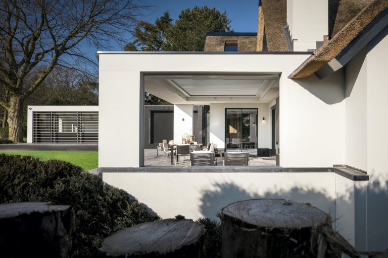 Moderní dům s doškovou střechou