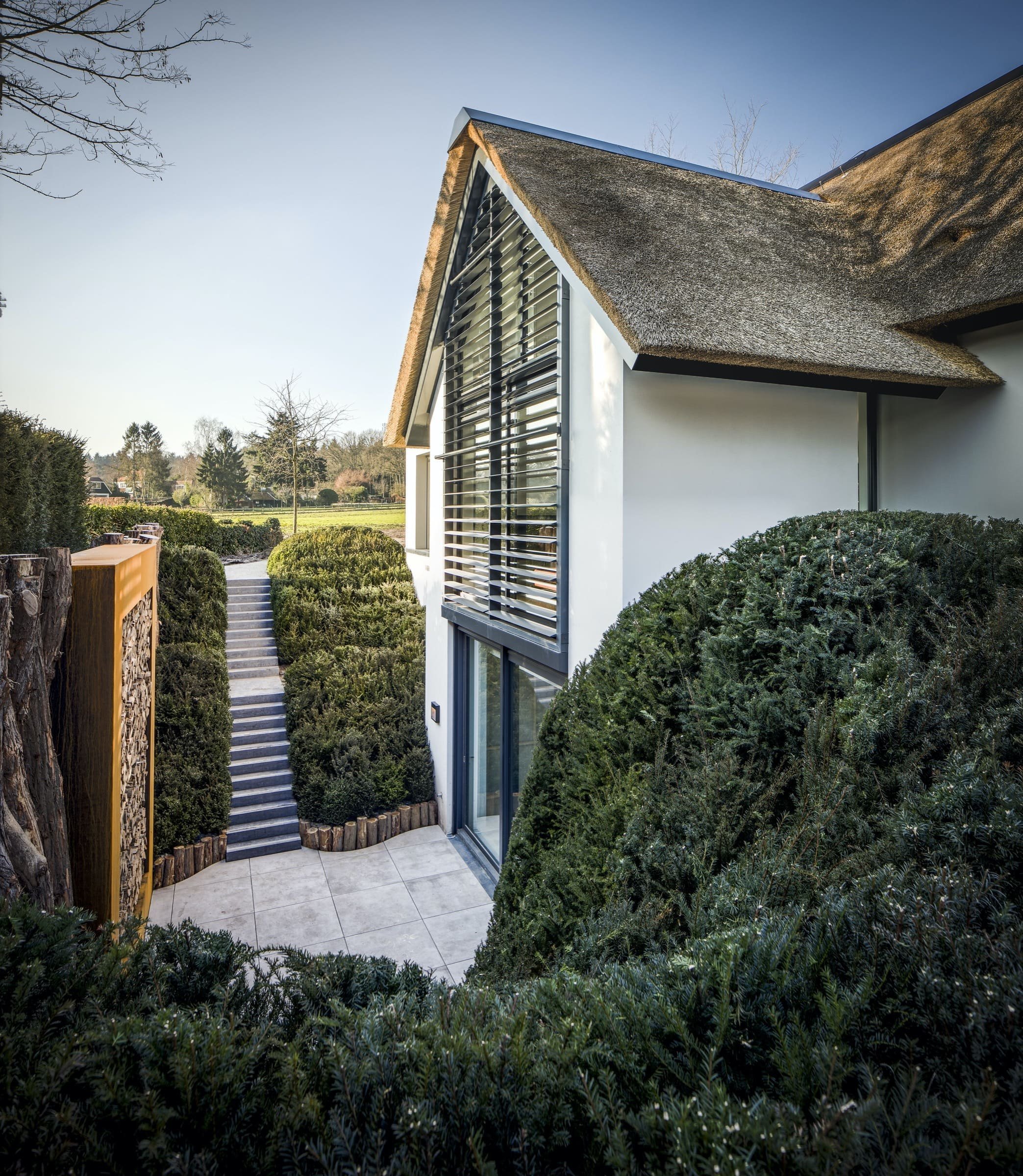 Moderní dům s doškovou střechou