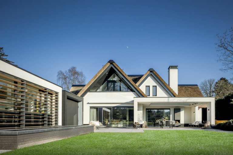 Moderní dům s doškovou střechou