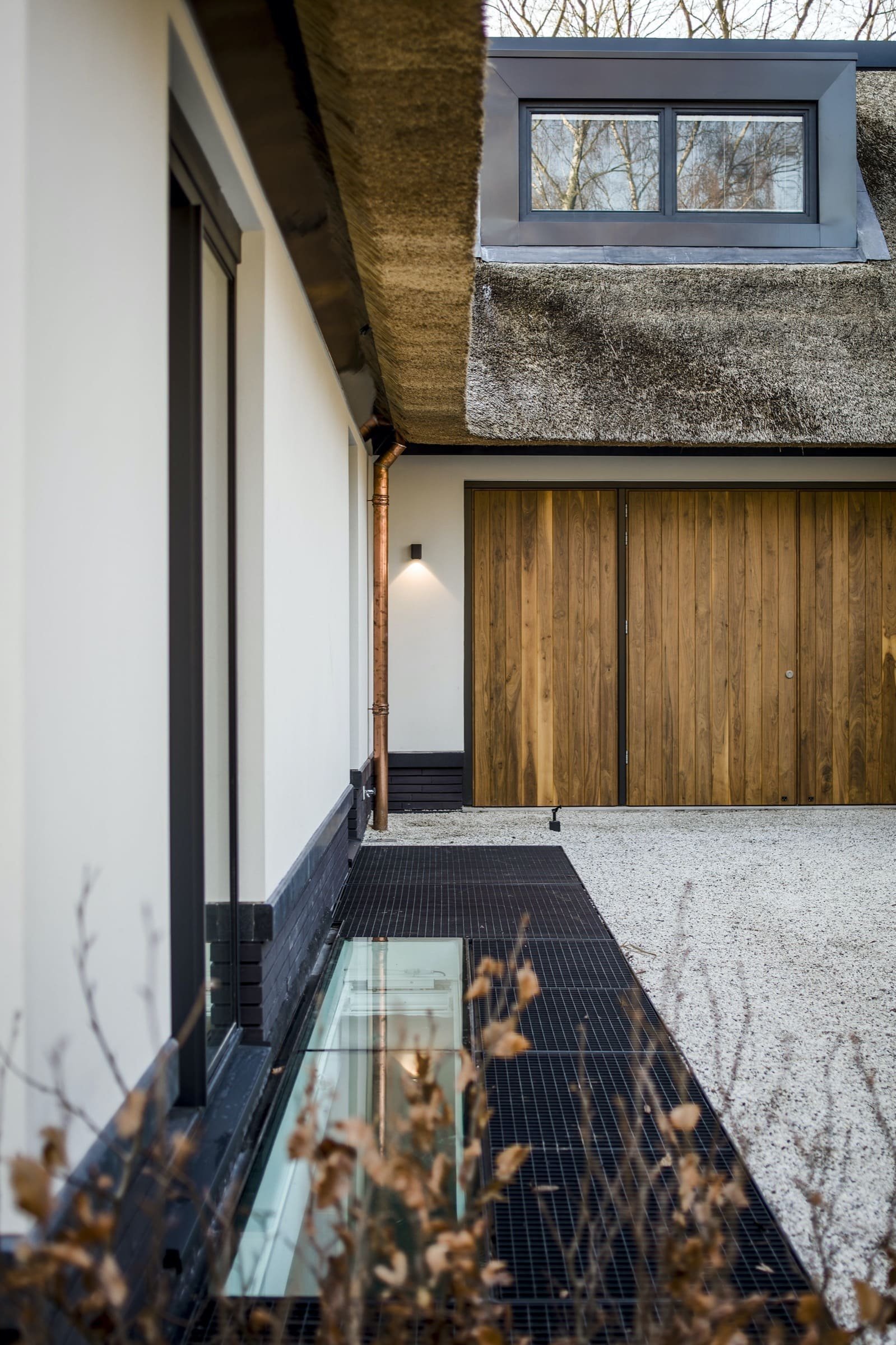 Moderní dům s doškovou střechou