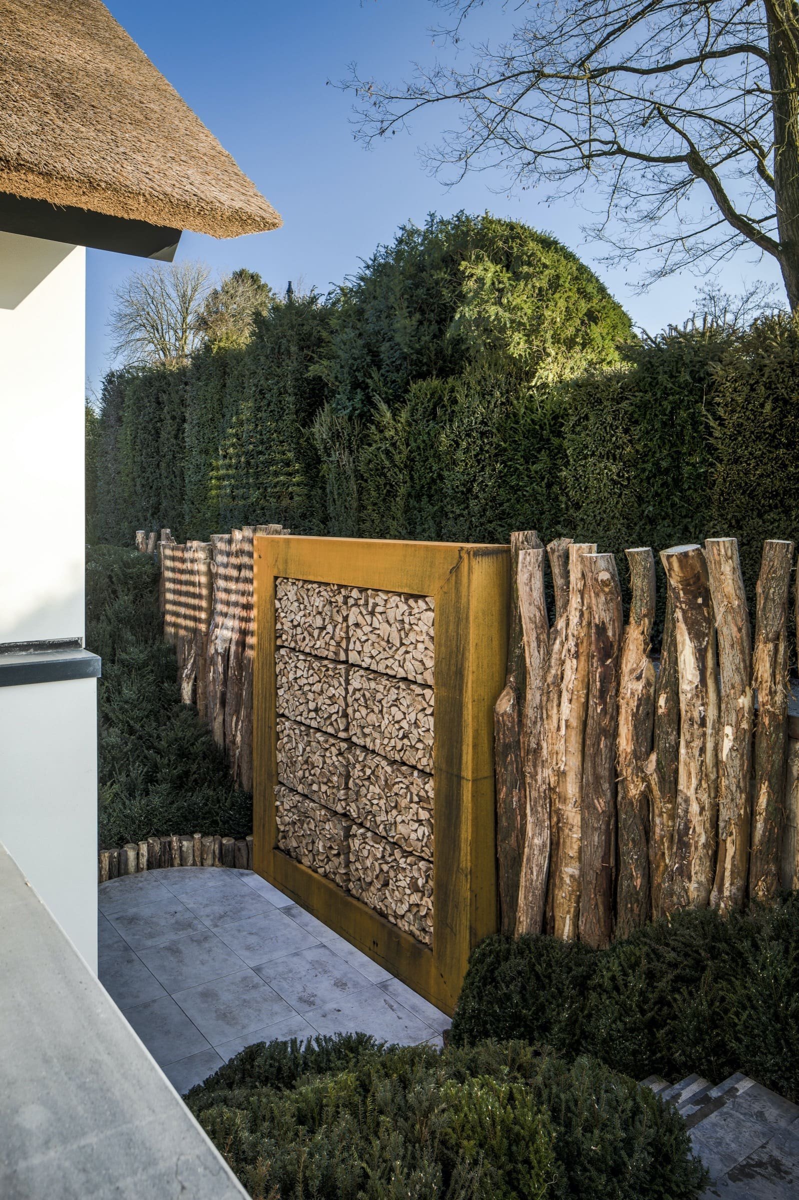 Moderní dům s doškovou střechou