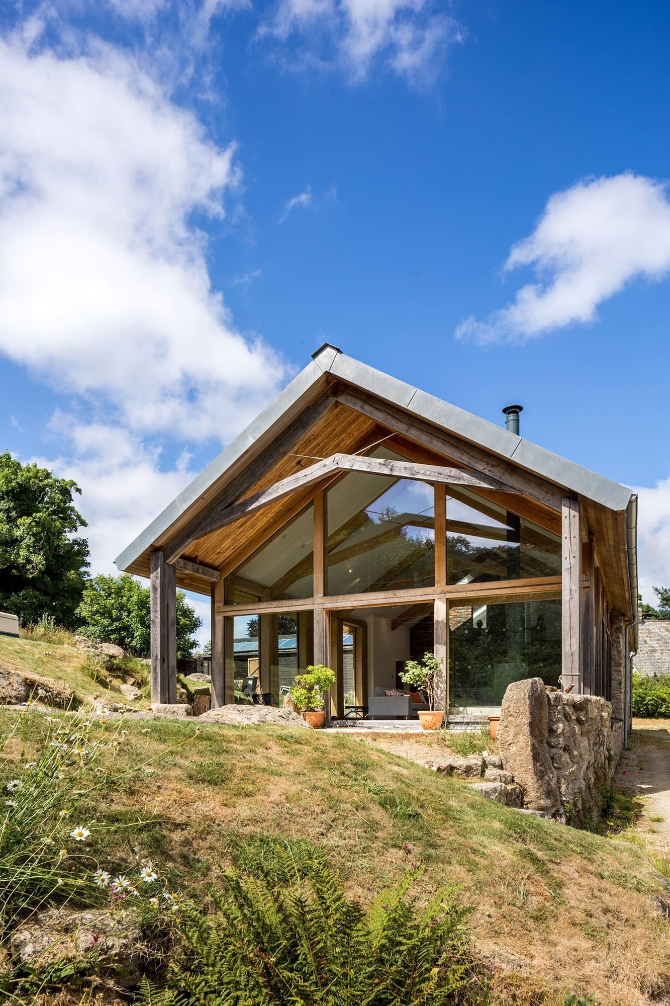 Z rozpadlých budov je moderní soběstačná farma