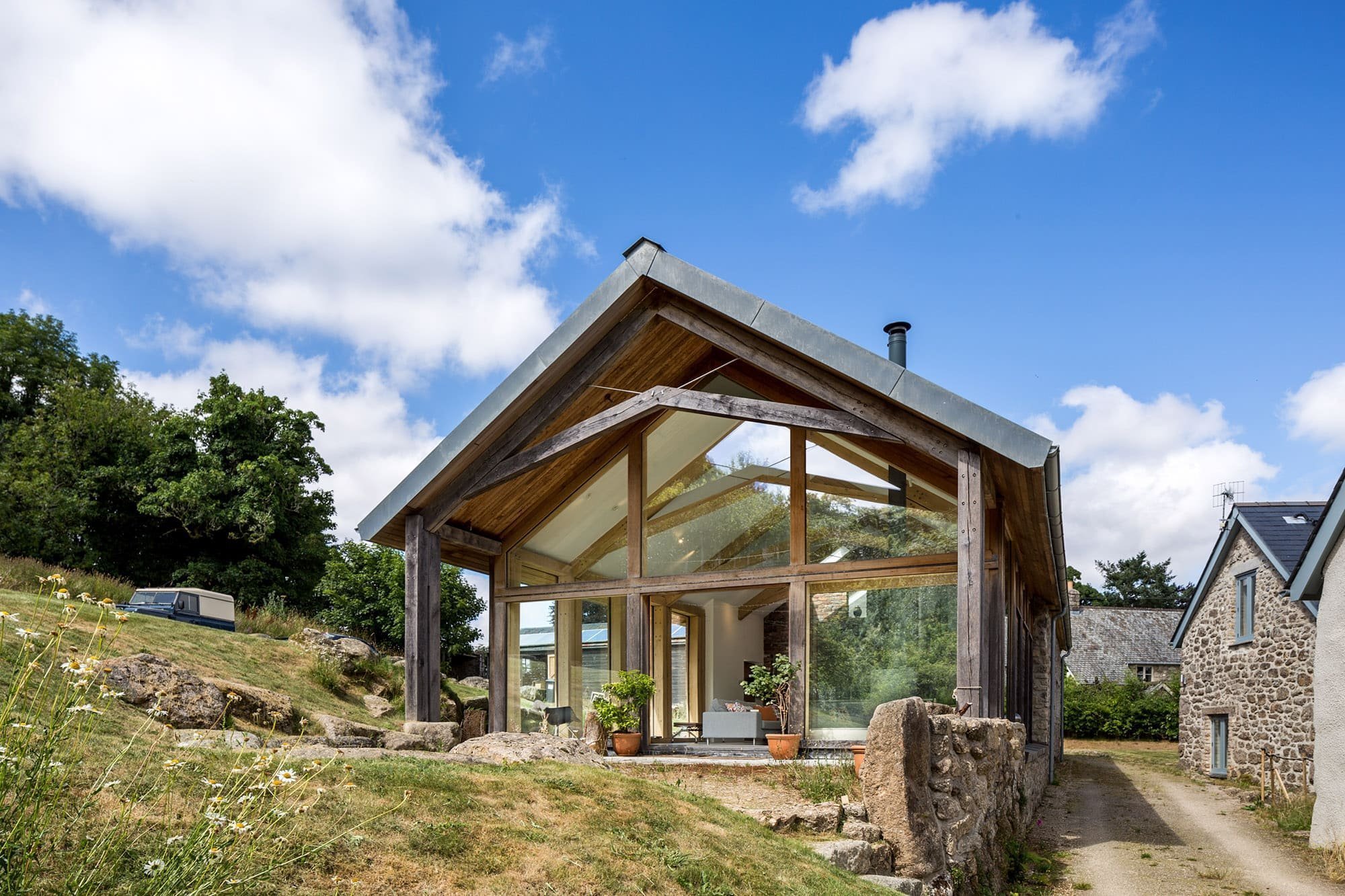 Z rozpadlých budov je moderní soběstačná farma