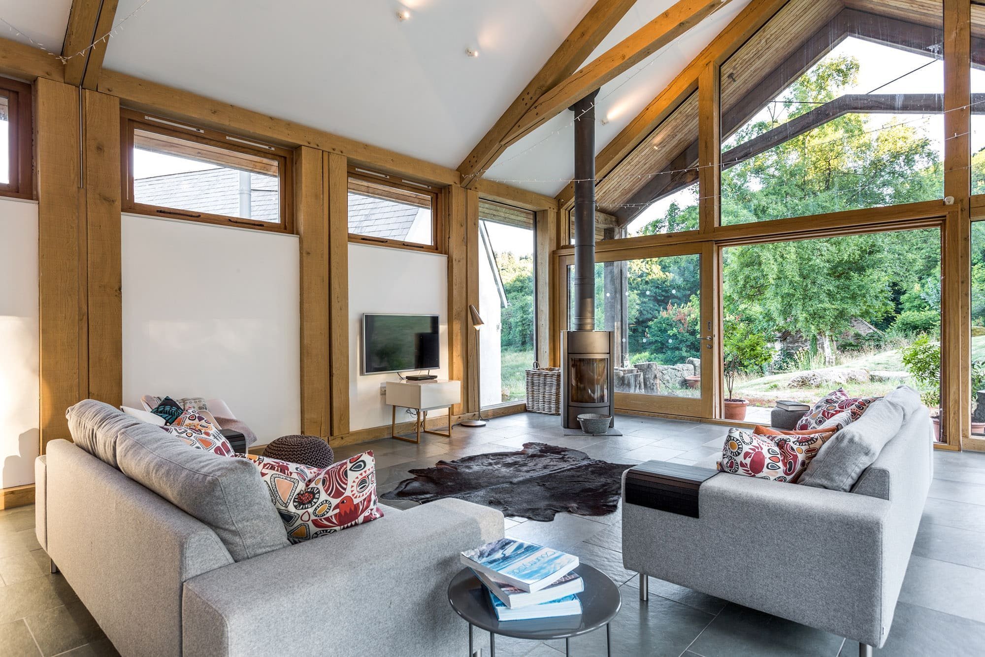 Z rozpadlých budov je moderní soběstačná farma