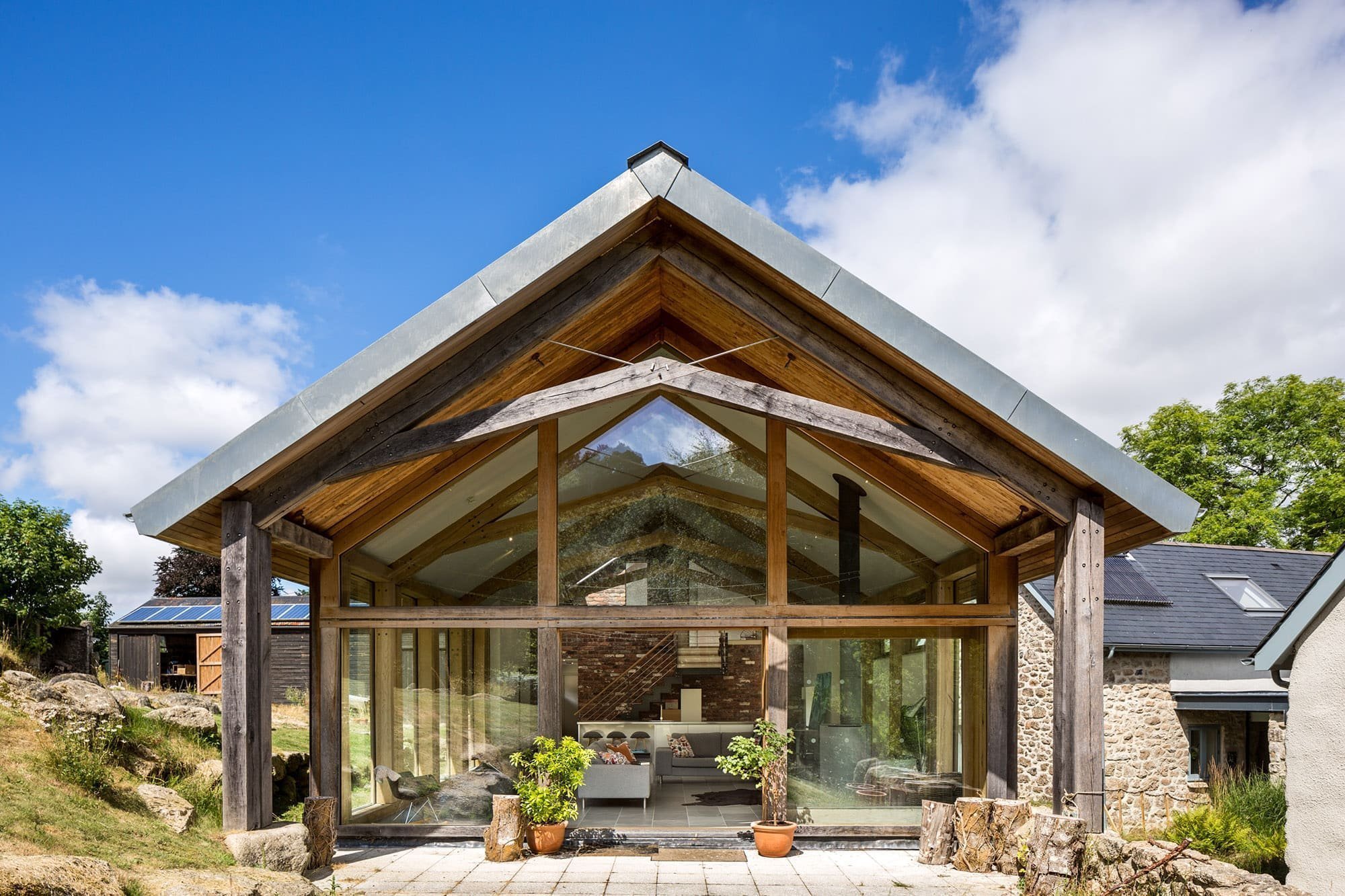 Z rozpadlých budov je moderní soběstačná farma