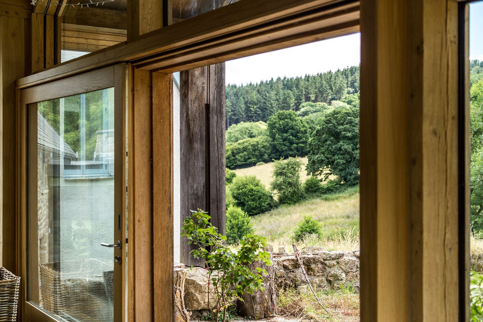 Z rozpadlých budov je moderní soběstačná farma