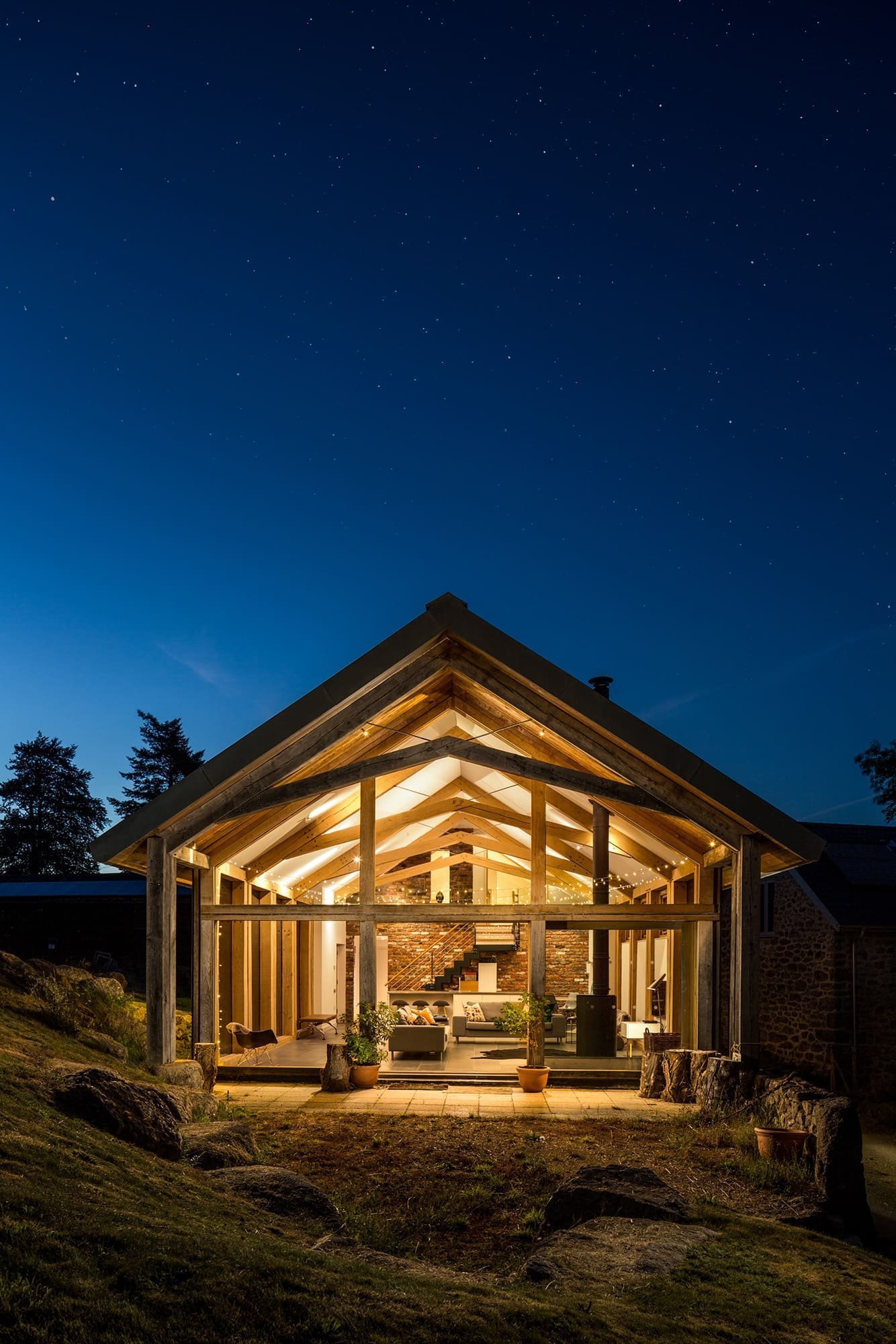 Z rozpadlých budov je moderní soběstačná farma