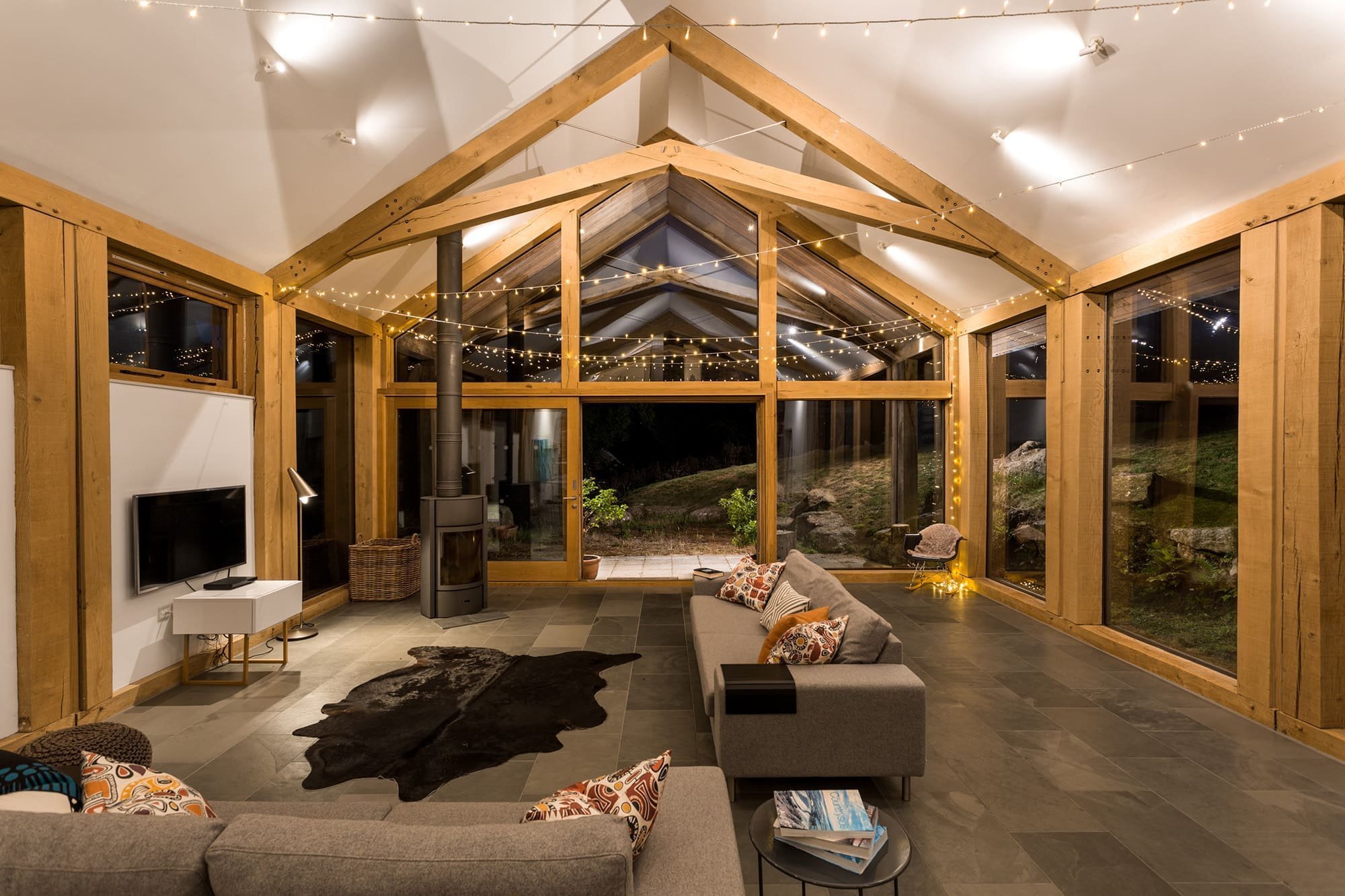 Z rozpadlých budov je moderní soběstačná farma