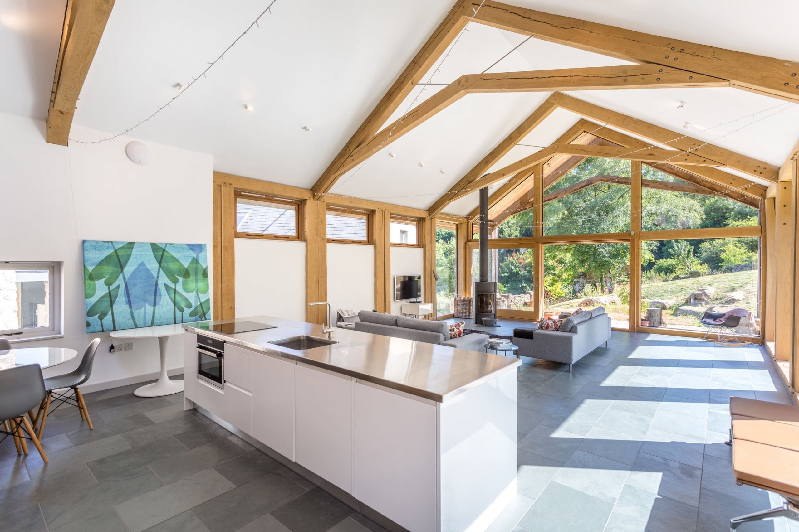 Z rozpadlých budov je moderní soběstačná farma