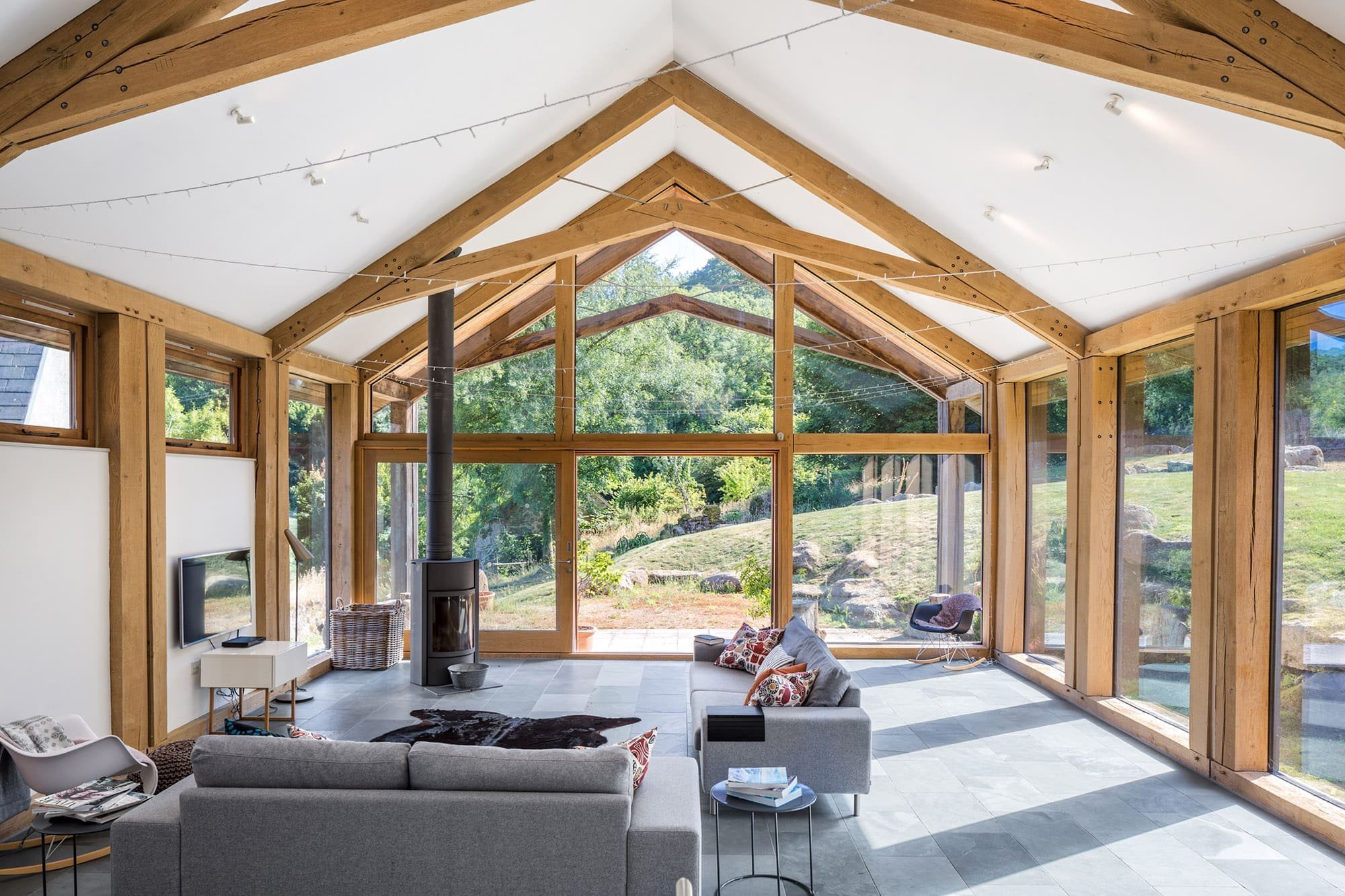 Z rozpadlých budov je moderní soběstačná farma