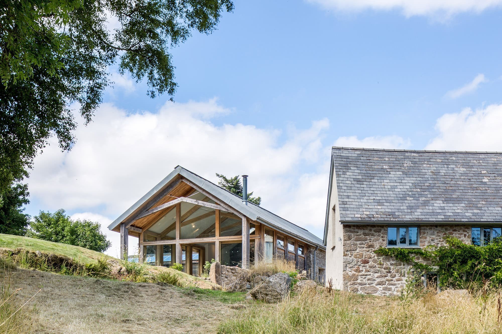 Z rozpadlých budov je moderní soběstačná farma