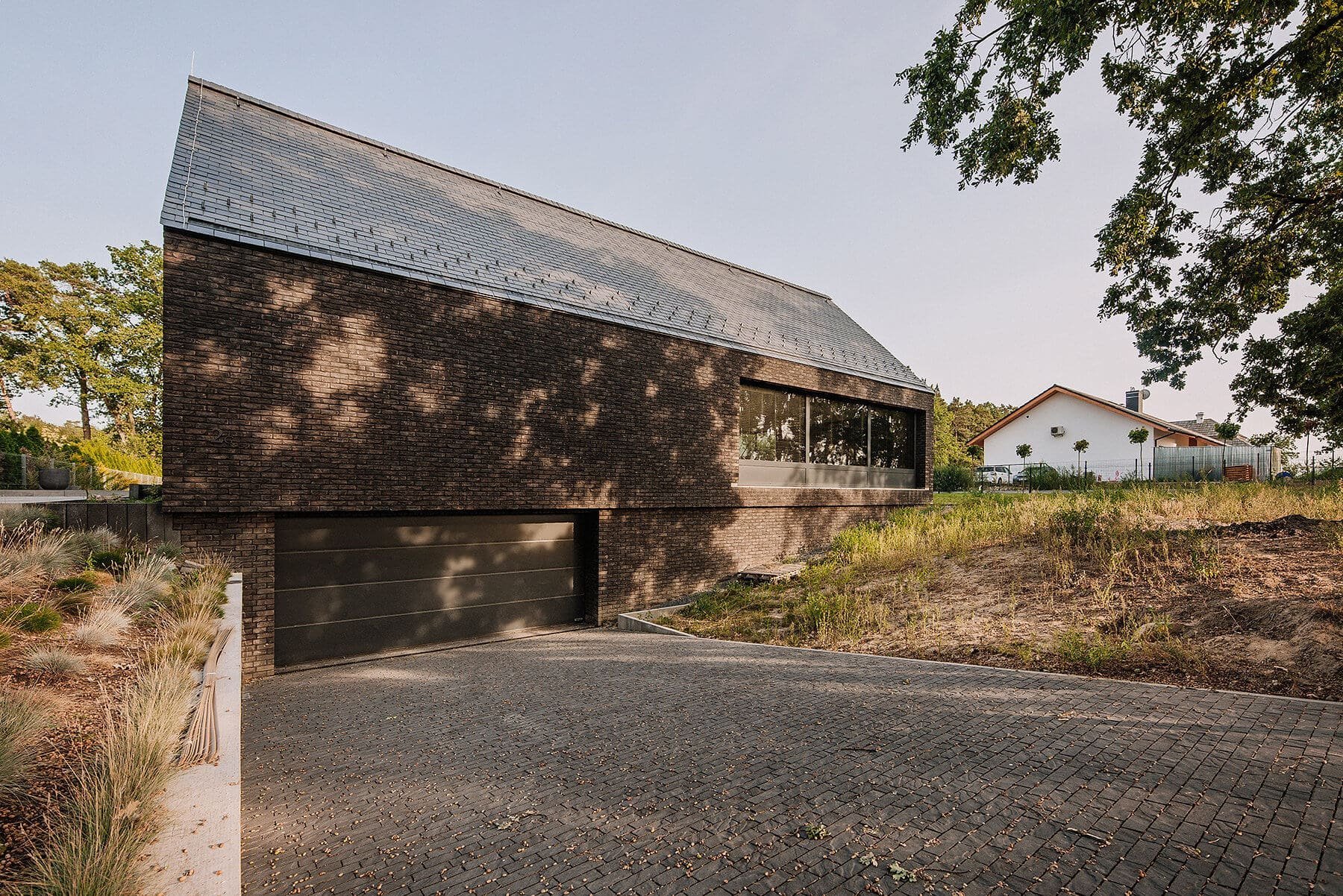 Nový dům ve tvaru moderní stodoly