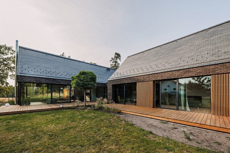 Nový dům ve tvaru moderní stodoly