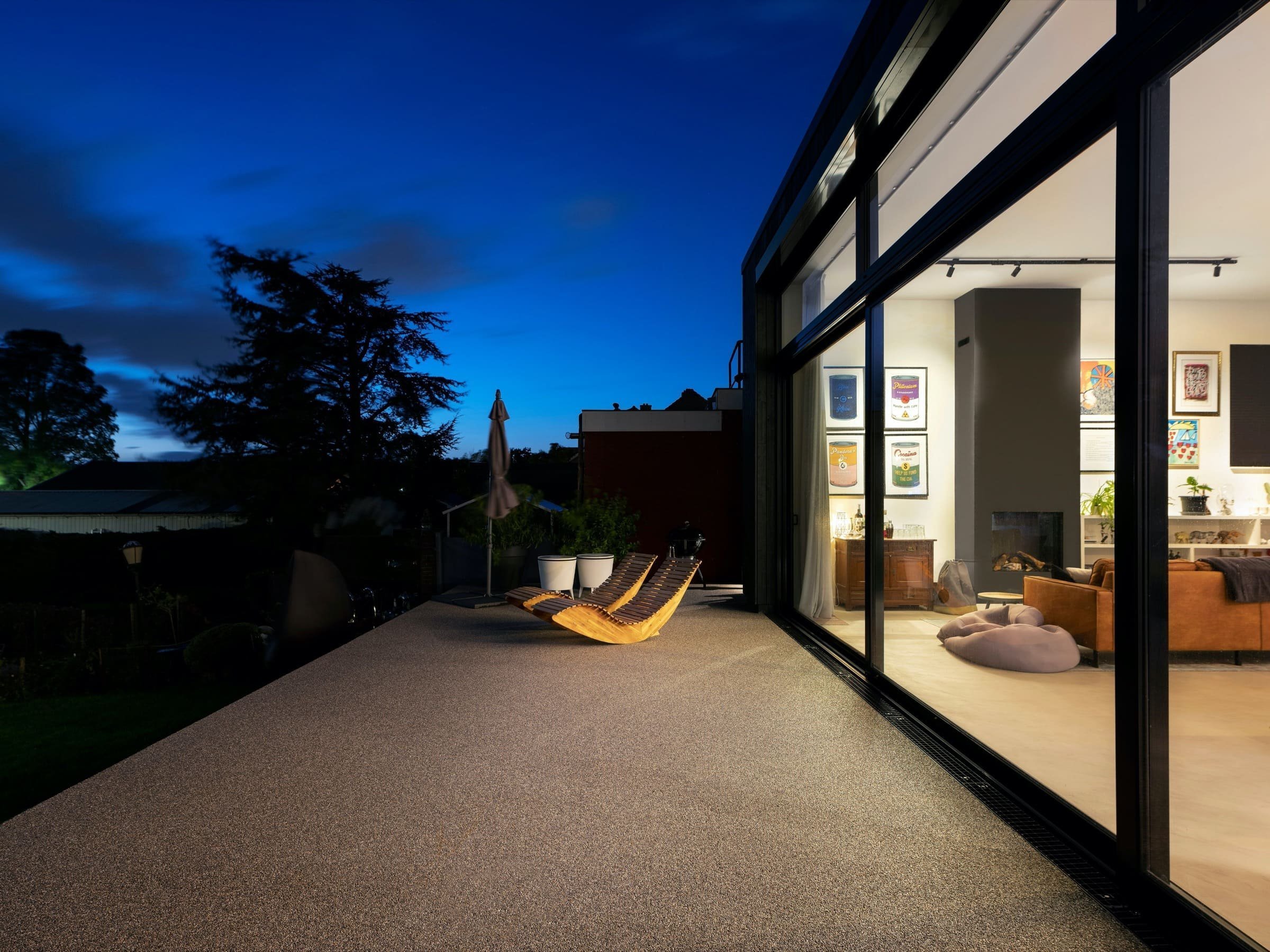 Odvážný dům s černou fasádou