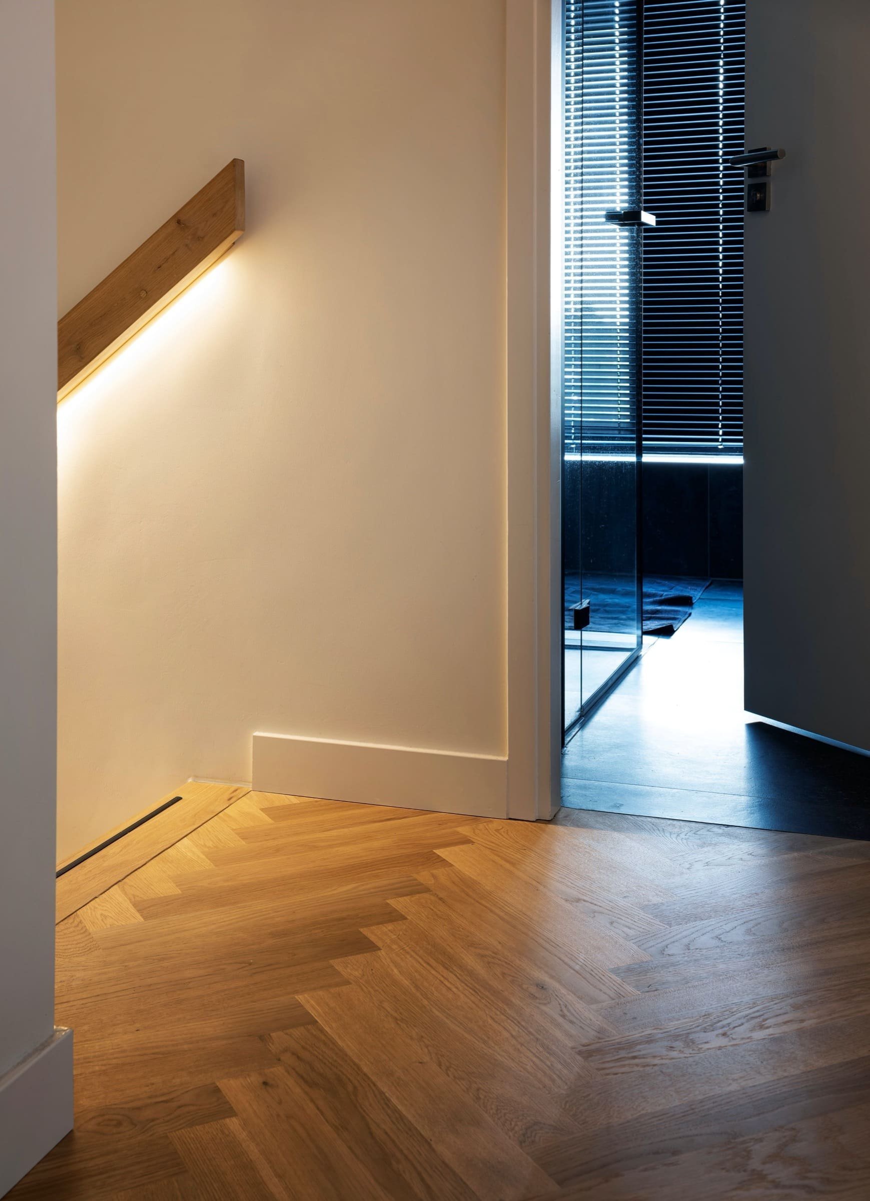 Odvážný dům s černou fasádou