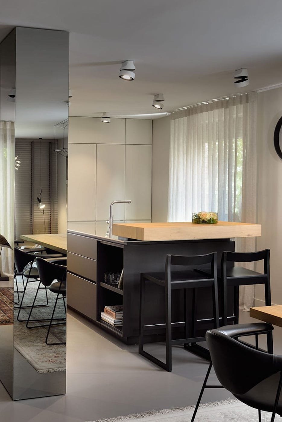 Odvážný eklektický interiér rodinného domu