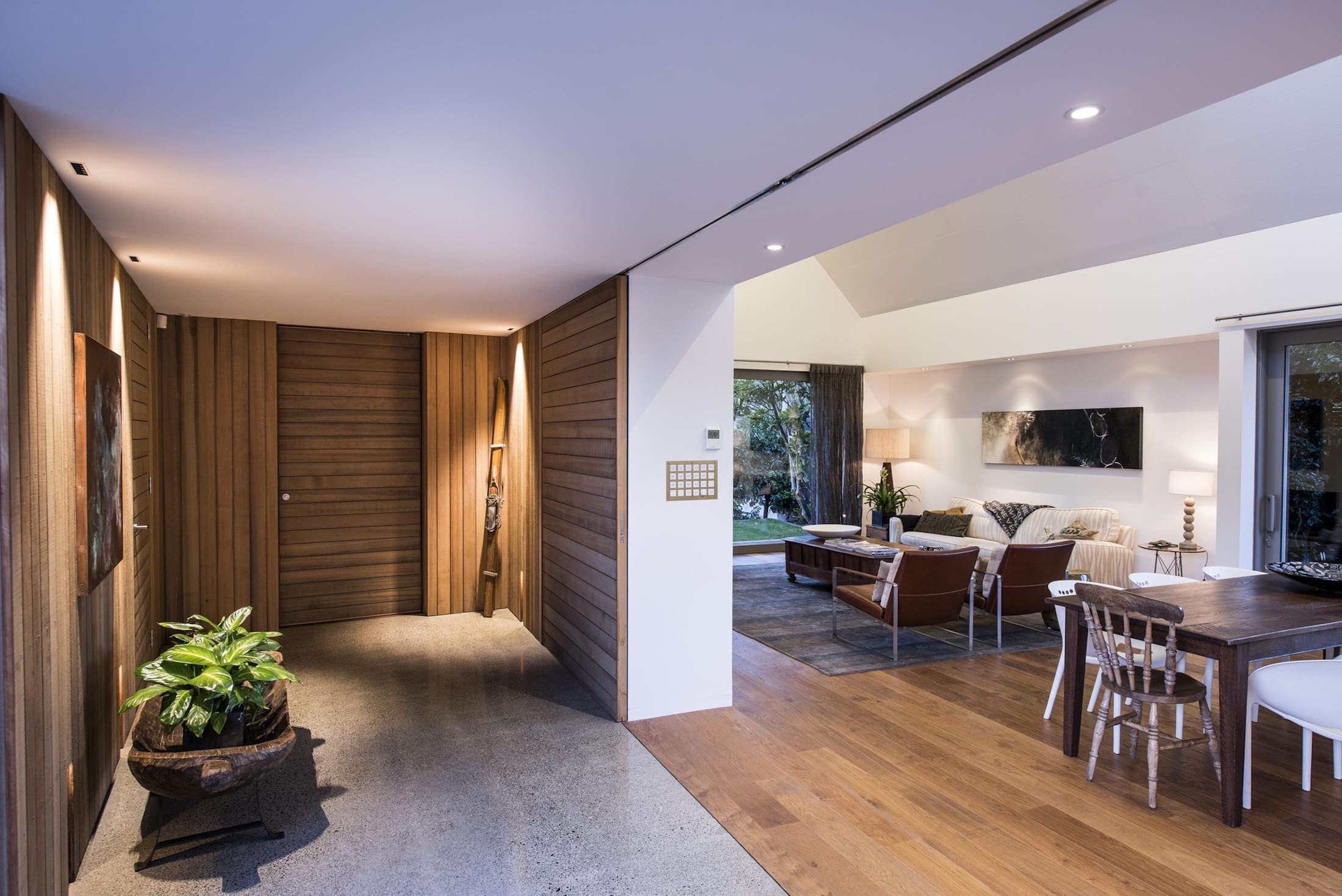 Po rekonstrukci vznikla moderní stodola obložená cedrem